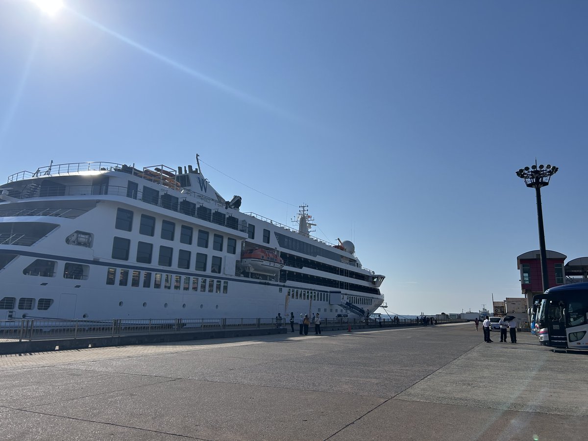 mlit_kagokoh's tweet photo. 10月2日、北埠頭に「スターシーカー」（1万トン級）が寄港🚢✨
 オレンジの旗を振りながら観光客の皆さまを歓迎するお出迎えに感動しました！👋😊
 たくさんの笑顔に包まれ、鹿児島ならではの温かいおもてなしが港を彩りました🌈
#マリンポートかごしま #クルーズ船 #スターシーカー #鹿児島港 https://t.co/3WtDN2kOdq