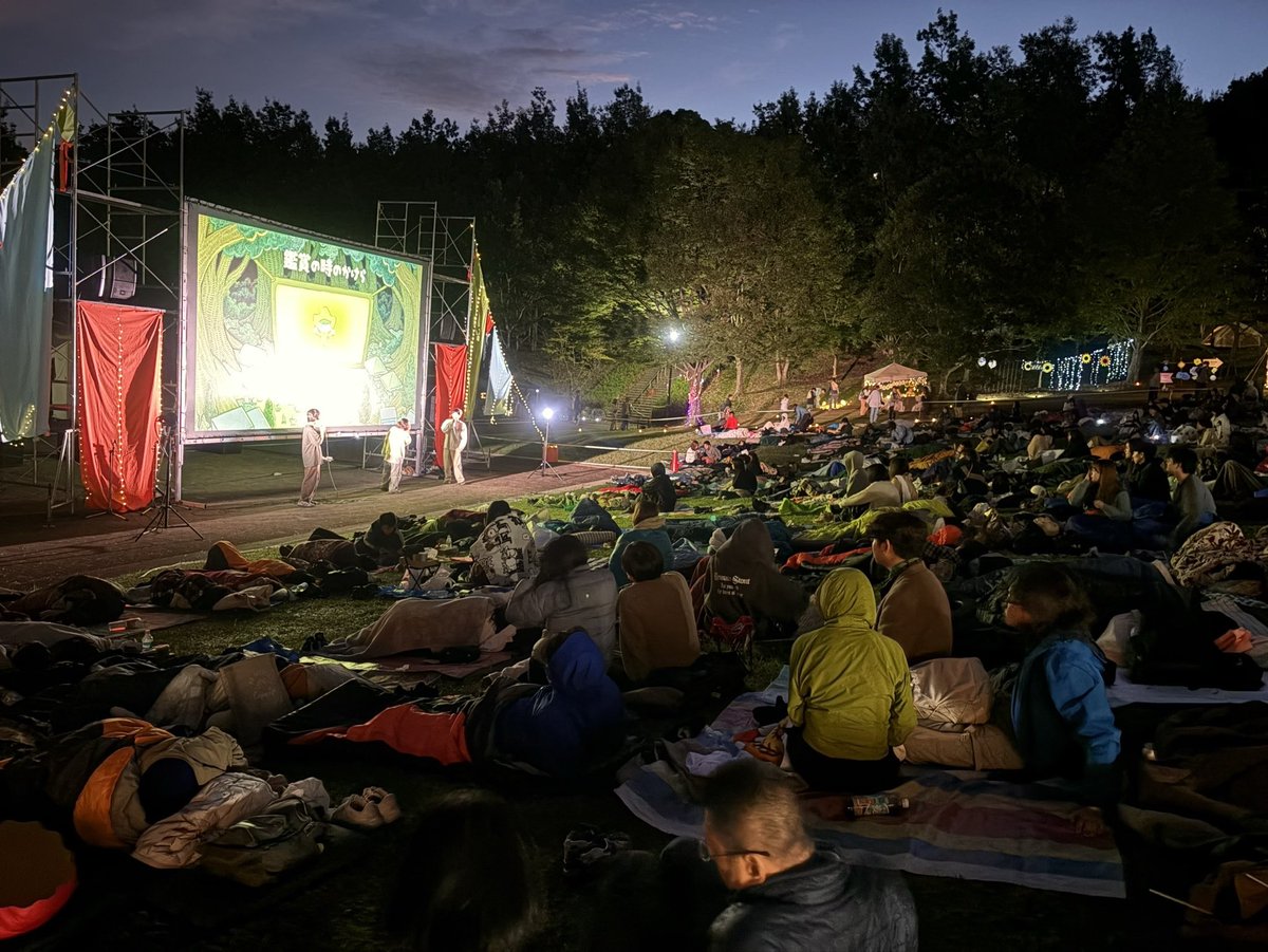 sim_sonmin's tweet photo. 映画『 チャオ・ヤングの墓』

森の映画祭に出かけ、観た。
終盤の見せ場に夜のダンスシーンがあり、それは「スターだけが眠る墓地」を探す珍道中の旅路で、亡き人と出会い、彼岸を呼び出すための、盆踊りやケチャにも通ずる祈りの儀礼だったのだろう。
チャーミングでナンセンス、気持ちの良い映画。 https://t.co/tvZ7EHapyJ