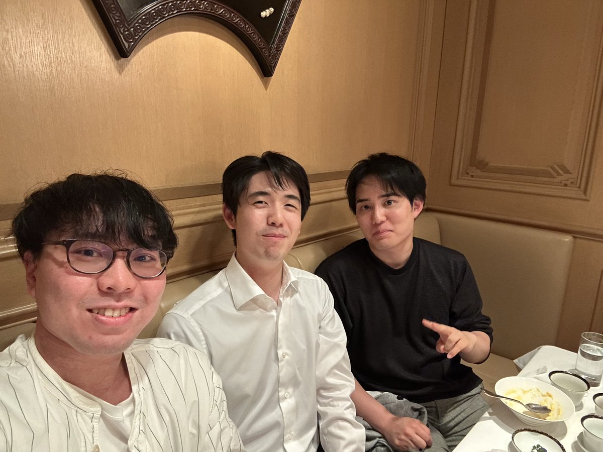 miyakenshogi's tweet photo. 今年も"ペコちゃんこども将棋塾"が開催されます。

藤井聡太竜王���人、佐々木勇気八段、武富礼衣女流二段、和田はな女流初段と私の5人で盛り上げていきます。

是非藤井聡太竜王名人に挑戦してみてください！

沢山のこども達のご応募待ってます！！！

https://t.co/jKCJHvQo7O

（前に3人で食事した時の写真です）