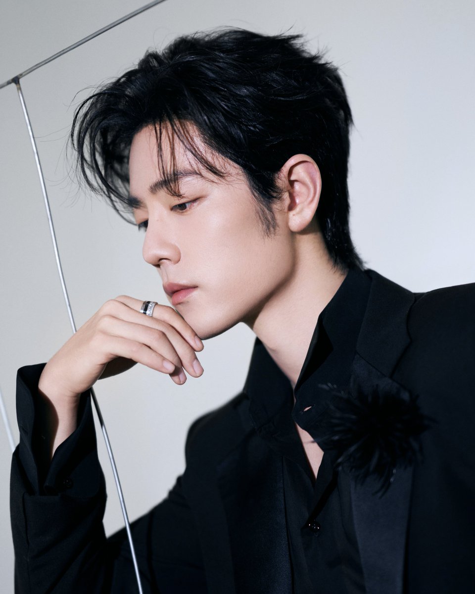 mintmag_th's tweet photo. หล่อรับวันเกิด! เสิร์ฟภาพหล่อหรูของ #XiaoZhan โกลบอลแบรนด์แอมบาสเดอร์ของ Boucheron ปรากฎตัวพร้อมแหวนและสร้อยคอ Quatre Black Edition ความตัดกันของสีดำที่ขับให้ทองคำขาวและเพชรยิ่งเปล่งประกาย สะท้อนความเชี่ยวชาญและงานฝีมืออันประณีตของช่างฝีมือแห่งเมซง 💚

@Boucheron  
#Boucheron 
#MintNews