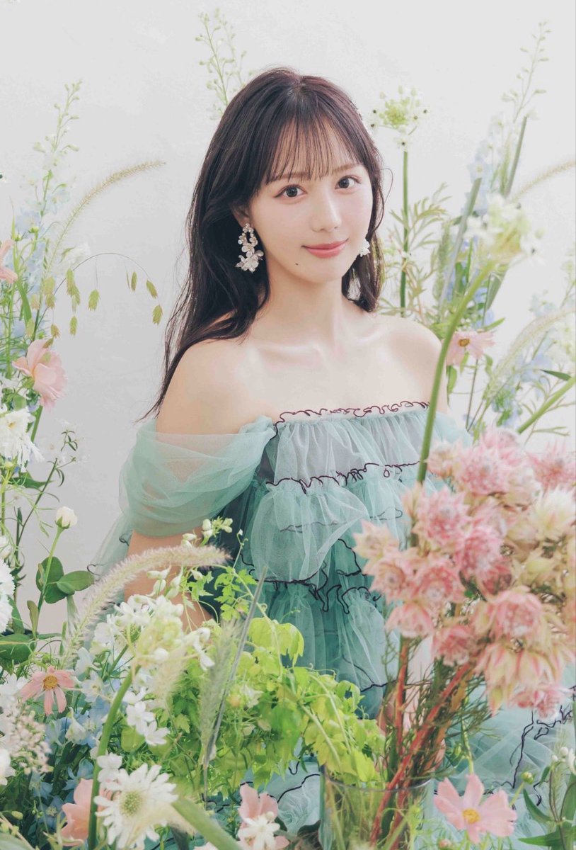 mao_asaoka227's tweet photo. 2026年11月24日に

”メモリアル写真集『ニジの向こう』 ”

発売が決定いたしました！

自分の思う可愛いを沢山詰め込んだ、大切な1冊になっています。

実現したかったメンバーとの企画も叶えられて本当に嬉しいです🧚‍♀️
沢山の方の元に届きますように ❤︎
 @maosukememorial https://t.co/CFkzeSBDWx