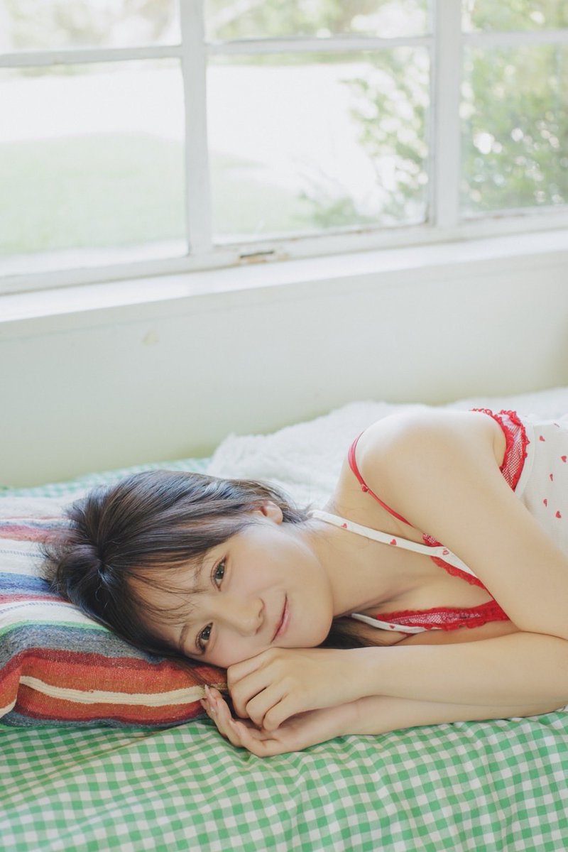 mao_asaoka227's tweet photo. 2026年11月24日に

”メモリアル写真集『ニジの向こう』 ”

発売が決定いたしました！

自分の思う可愛いを沢山詰め込んだ、大切な1冊になっています。

実現したかったメンバーとの企画も叶えられて本当に嬉しいです🧚‍♀️
沢山の方の元に届きますように ❤︎
 @maosukememorial https://t.co/CFkzeSBDWx