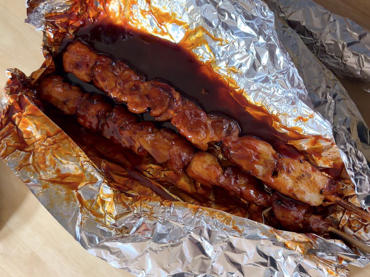 mors_solaa_'s tweet photo. 집 앞에 월요일마다 오는 닭꼬치 트럭 있어서 엄마랑 사러 갔는데 트럭 여자사장님께서(부부심) 
아이고~ 아직 시집 안 갔나보다 엄마랑 닭꼬치 사러도 나오고~ 이러셔서 네 아직이에요~ 했는데 지금이 제일 좋은 거예요 우리 딸은 시집 갔는데 자꾸 자기 애기 사진만 보내 나는 딸이 제일 예쁜데 하셔서 #엄미새울어 됨