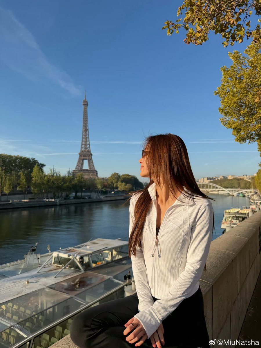 Mandeukieblue's tweet photo. Một người chạy bộ       Một người chắc đang khò khò

 #CHANELSS27xLenaMiu #LalinaLena @lena__lorena #MiuNatsha @miunatshaa​ #CHANELSpringSummer  #CHANEL #PFW @CHANEL https://t.co/XD9zoieiU4