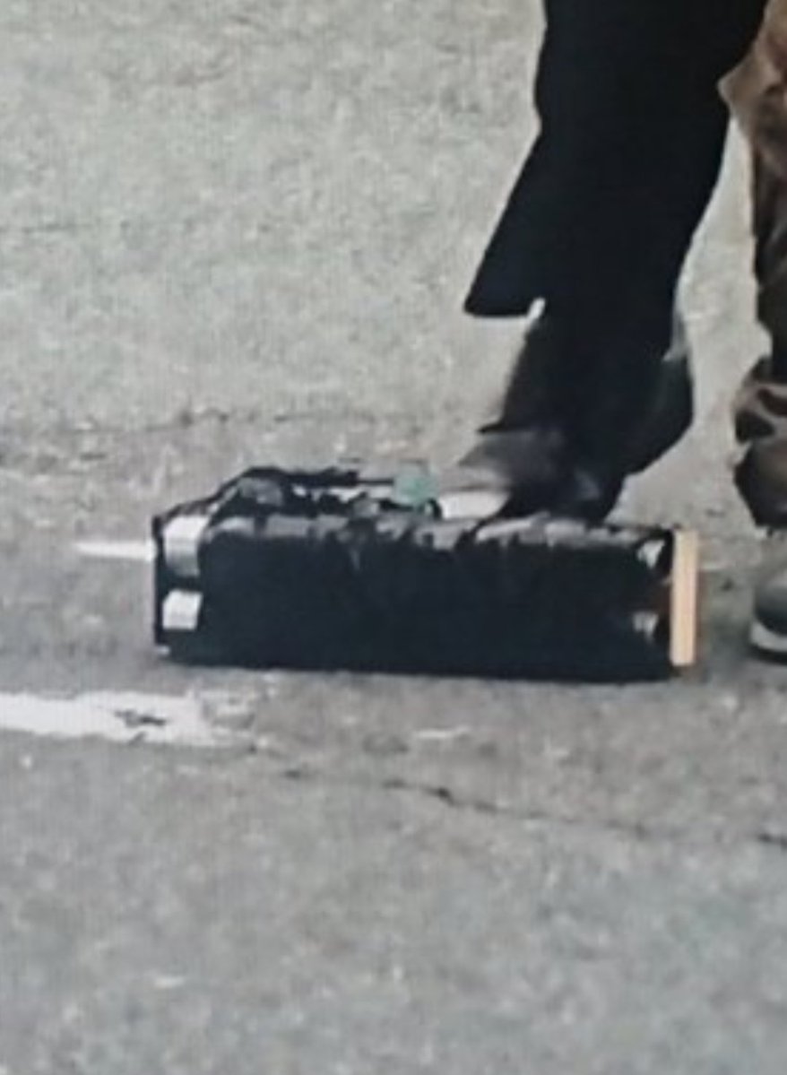 IshMayumi's tweet photo. 何度でも シツコイ位に云う。

90m先から 山上被告が 撃つ弾が 壁に。
誰が 違和感を 感じるだろ。
おそらく 見た全員ですよ。
暗殺事件の5日後に 発見した穴

🔥こうなったら 次から次へと
挙げていくよ🔥
安倍元総理の暗殺事件を忘れないで。 https://t.co/iaTupPSTnn