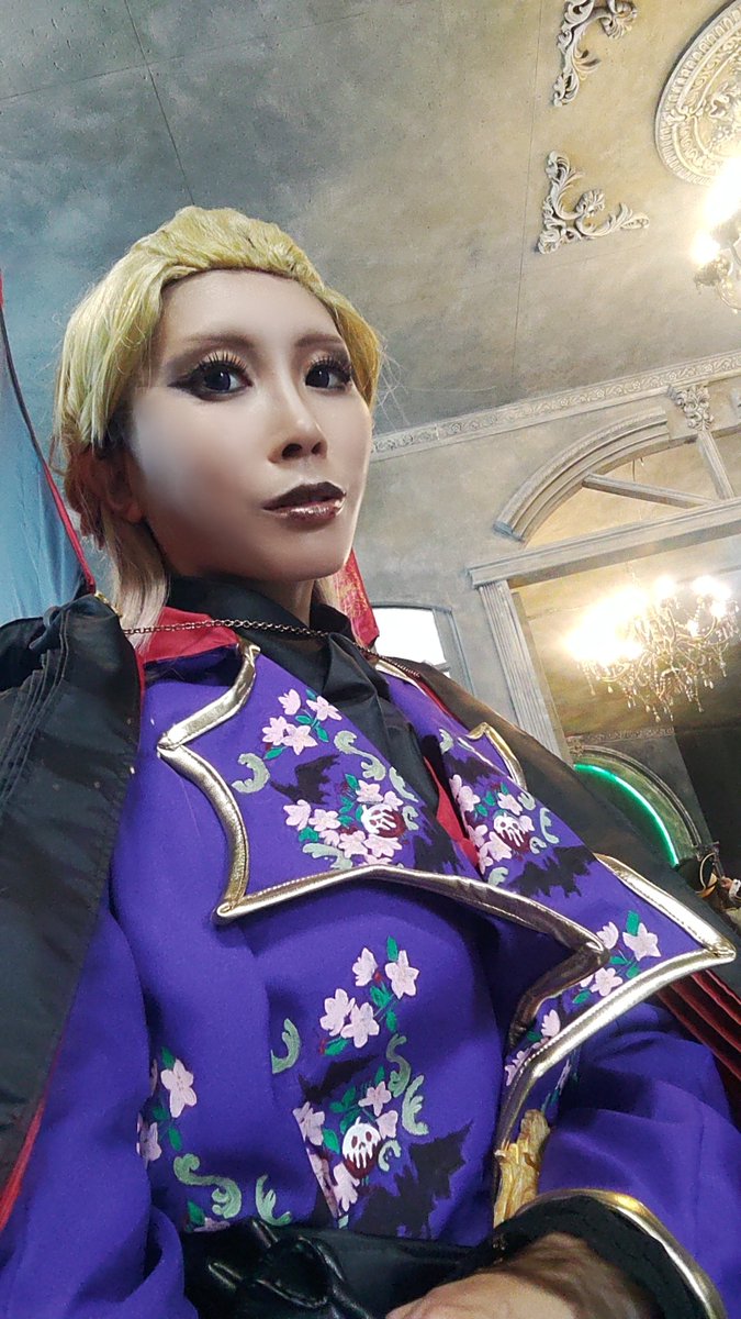 77_4N9's tweet photo. 【超超超遅報】
昨日はスケモンのヴィルでした！徹夜しても衣装の柄が終わらなくマントで隠した！マントのプリーツと襟は頑張った！襟はこれから広がるように育てる💪！オールバックはさ、顔の大きさ誤魔化せないから困る！サイドの髪おろしたい😫
#スケモン寮長併せ261004 
#39アイルート https://t.co/bgTded3vZw