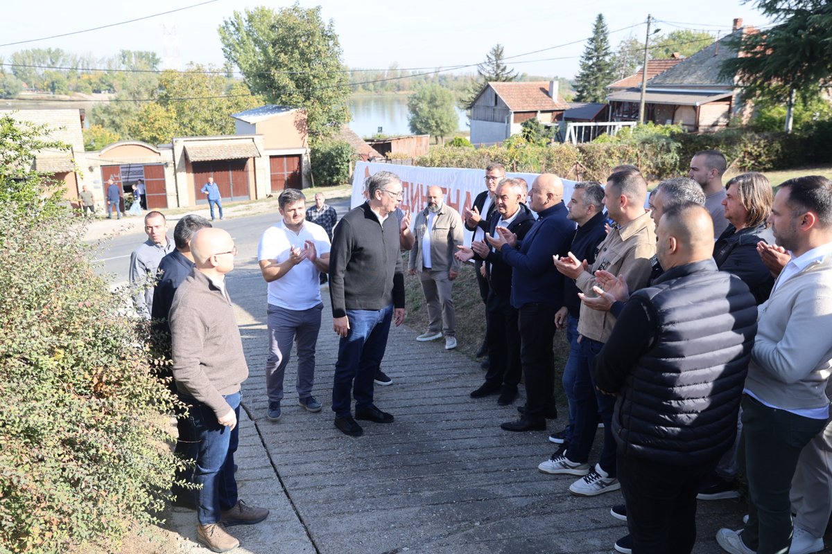 sns_srbija's tweet photo. "Ако постанем председник Владе Србије, увешћемо ред и дисциплину у наше школе и на факултете. Нису нам потребни нови закони, већ да се постојећи поштују", поручио је носилац листе "Александар Вучић - Уједињена Србија" Александар Вучић @avucic. https://t.co/a2SKf9fi5T https://t.co/iFEfh8yySz