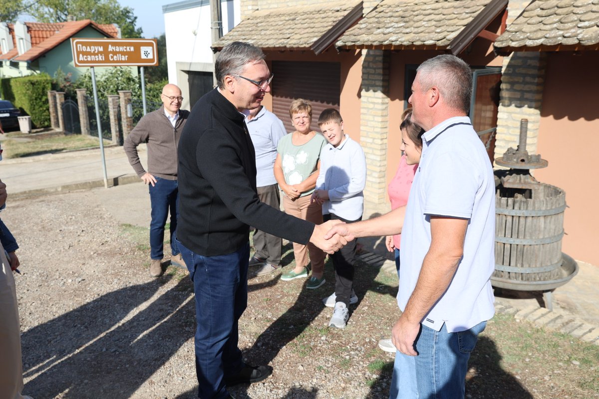 sns_srbija's tweet photo. "Ако постанем председник Владе Србије, увешћемо ред и дисциплину у наше школе и на факултете. Нису нам потребни нови закони, већ да се постојећи поштују", поручио је носилац листе "Александар Вучић - Уједињена Србија" Александар Вучић @avucic. https://t.co/a2SKf9fi5T https://t.co/iFEfh8yySz