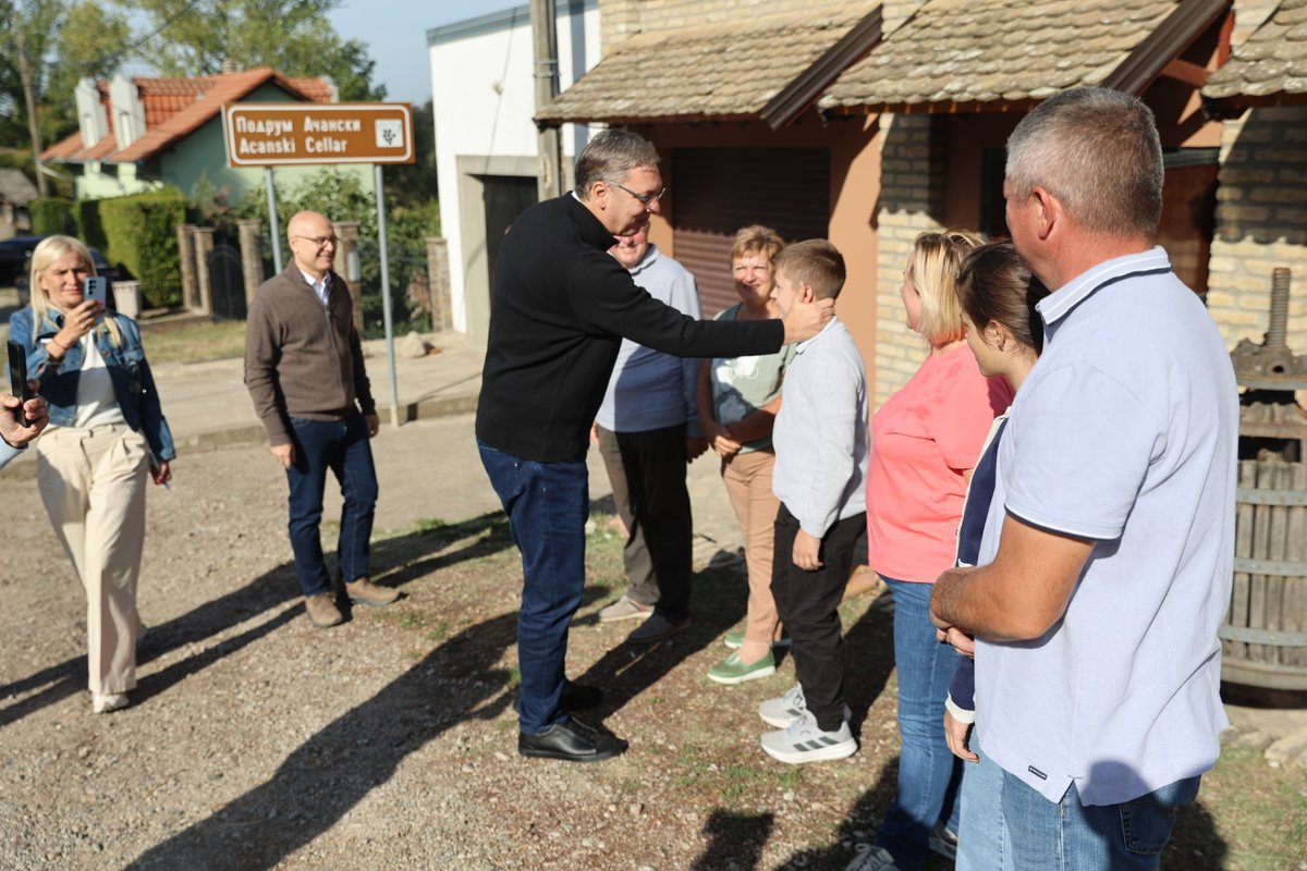 sns_srbija's tweet photo. "Ако постанем председник Владе Србије, увешћемо ред и дисциплину у наше школе и на факултете. Нису нам потребни нови закони, већ да се постојећи поштују", поручио је носилац листе "Александар Вучић - Уједињена Србија" Александар Вучић @avucic. https://t.co/a2SKf9fi5T https://t.co/iFEfh8yySz