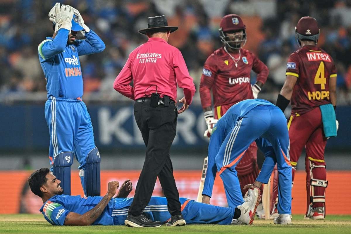 TheYorkerBall's tweet photo. India and West Indies have been fined for slow over rates in third ODI
Indian team has been fined 20% of their match fee, while West Indies 10%. After allowing all the permissible time allowances, India were found 4 overs short, while the WI were behind by 2
#INDvWI https://t.co/aJbgQRahcu