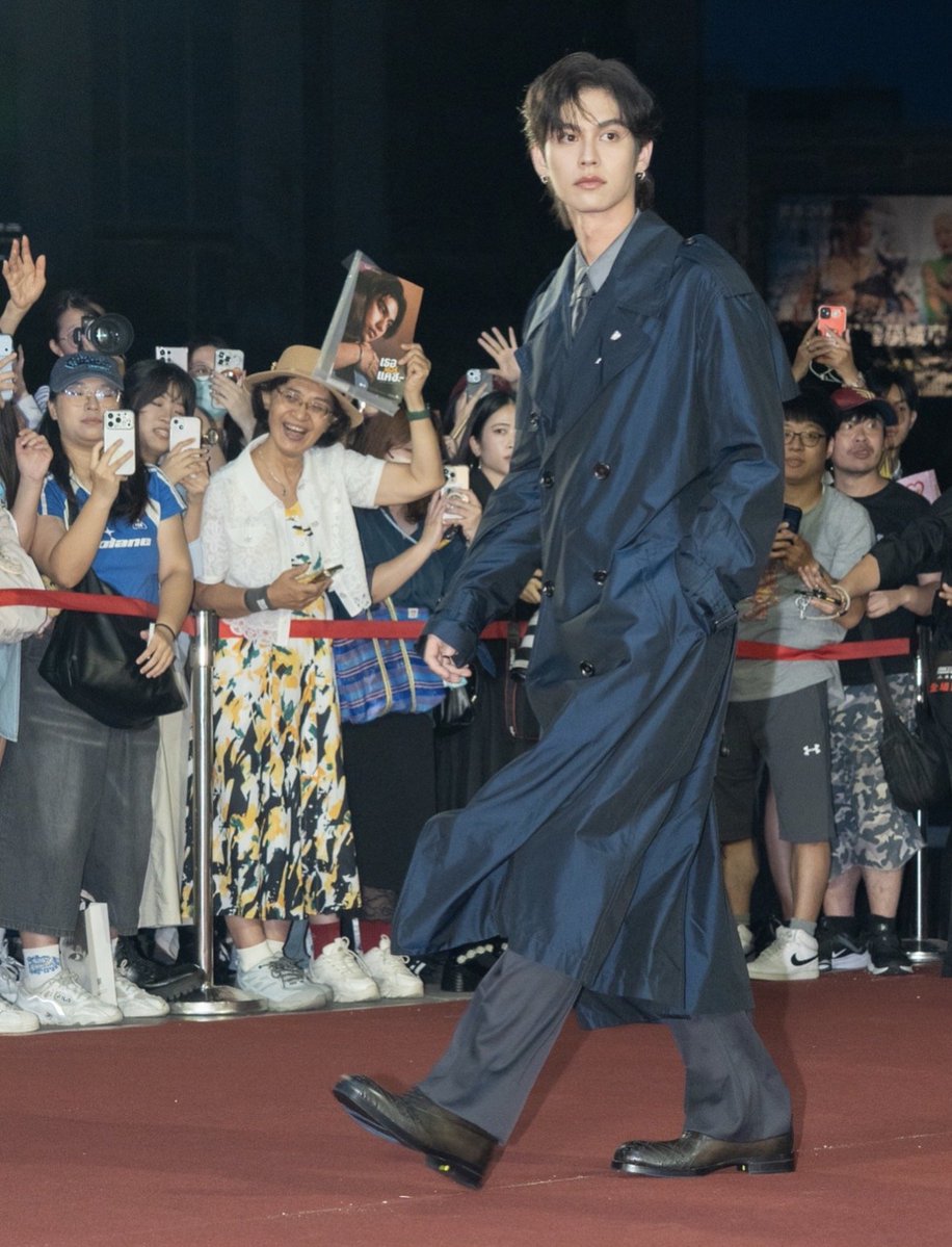 Hello_asian's tweet photo. “ไบร์ท” คัมแบ็กไต้หวันในรอบ 3 ปี! ร่วมงาน 2026 Taipei Fashion Week ในฐานะ Friend of VOGUE หลังเดินสายแฟชั่นวีคลอนดอน-ปารีส
#TaipeiFashionWeekxBRIGHT
#TPEFWSS27xBRIGHT
#bbrightvc
เรียกเสียงกรี๊ดและสร้างความคึกคักทันทีที่ปรากฏตัว สำหรับ “ไบร์ท วชิรวิชญ์ ชีวอารี” ที่เข้าร่วมงาน 2026 Taipei Fashion Week × VOGUE FNO เมื่อวันที่ 3 ตุลาคม 2569 ณ Taipei Music Center ในฐานะแขกพิเศษ และ Friend of VOGUE

ครั้งนี้ถือเป็นการกลับมาเยือนไต้หวันในรอบ 3 ปีของ “ไบร์ท” หลังเพิ่งเสร็จสิ้นภารกิจจากแฟชั่นวีคที่ลอนดอนและปารีส ก่อนมุ่งหน้าสู่ไทเป อีกหนึ่งจุดหมายสำคัญในตารางแฟชั่นของไบร์ทในปีนี้

บรรยากาศเต็มไปด้วยความคึกคักตั้งแต่ก่อนเริ่มงาน เมื่อแฟน ๆ จำนวนมากมารอต้อนรับและส่งเสียงเชียร์อย่างอบอุ่น สะท้อนกระแสความนิยมของ “ไบร์ท” ที่ยังคงเหนียวแน่น แม้จะไม่ได้มาเยือนไต้หวันนานถึง 3 ปี

นอกจากร่วมเดินพรมแดงแล้ว “ไบร์ท” ยังเข้าร่วมชม Cross-Over Fashion Show หนึ่งในไฮไลต์ของ Taipei Fashion Week ปีนี้ ท่ามกลางเหล่าคนดังและบุคคลในแวดวงแฟชั่นที่มาร่วมงานอย่างคับคั่ง

จากลอนดอนสู่ปารีสและไทเป ในช่วงเวลาไล่เลี่ยกัน ถือเป็นอีกหนึ่งช่วงเวลาที่น่าจับตามองของ “ไบร์ท” บนเวทีแฟชั่นระดับนานาชาติ และสะท้อนบทบาทของศิลปินไทยที่ได้รับความสนใจในแวดวงแฟชั่นทั่วโลกอย่างต่อเนื่อง