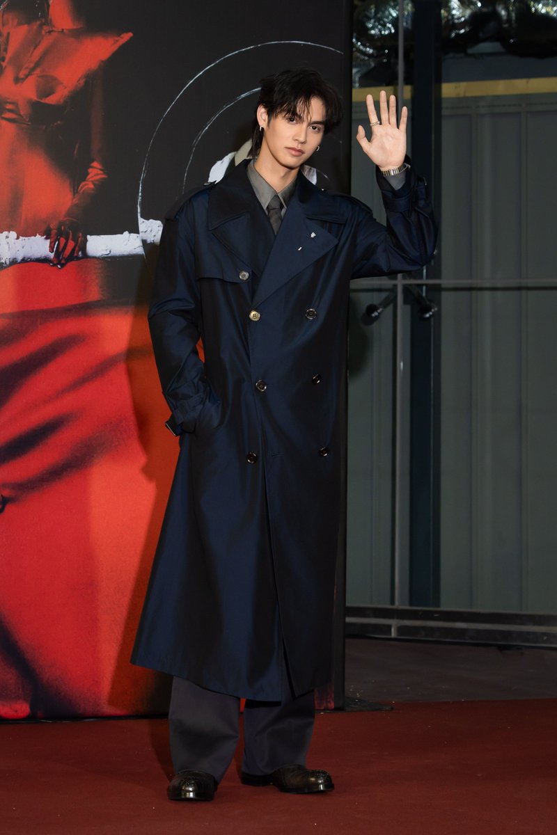 Hello_asian's tweet photo. “ไบร์ท” คัมแบ็กไต้หวันในรอบ 3 ปี! ร่วมงาน 2026 Taipei Fashion Week ในฐานะ Friend of VOGUE หลังเดินสายแฟชั่นวีคลอนดอน-ปารีส
#TaipeiFashionWeekxBRIGHT
#TPEFWSS27xBRIGHT
#bbrightvc
เรียกเสียงกรี๊ดและสร้างความคึกคักทันทีที่ปรากฏตัว สำหรับ “ไบร์ท วชิรวิชญ์ ชีวอารี” ที่เข้าร่วมงาน 2026 Taipei Fashion Week × VOGUE FNO เมื่อวันที่ 3 ตุลาคม 2569 ณ Taipei Music Center ในฐานะแขกพิเศษ และ Friend of VOGUE

ครั้งนี้ถือเป็นการกลับมาเยือนไต้หวันในรอบ 3 ปีของ “ไบร์ท” หลังเพิ่งเสร็จสิ้นภารกิจจากแฟชั่นวีคที่ลอนดอนและปารีส ก่อนมุ่งหน้าสู่ไทเป อีกหนึ่งจุดหมายสำคัญในตารางแฟชั่นของไบร์ทในปีนี้

บรรยากาศเต็มไปด้วยความคึกคักตั้งแต่ก่อนเริ่มงาน เมื่อแฟน ๆ จำนวนมากมารอต้อนรับและส่งเสียงเชียร์อย่างอบอุ่น สะท้อนกระแสความนิยมของ “ไบร์ท” ที่ยังคงเหนียวแน่น แม้จะไม่ได้มาเยือนไต้หวันนานถึง 3 ปี

นอกจากร่วมเดินพรมแดงแล้ว “ไบร์ท” ยังเข้าร่วมชม Cross-Over Fashion Show หนึ่งในไฮไลต์ของ Taipei Fashion Week ปีนี้ ท่ามกลางเหล่าคนดังและบุคคลในแวดวงแฟชั่นที่มาร่วมงานอย่างคับคั่ง

จากลอนดอนสู่ปารีสและไทเป ในช่วงเวลาไล่เลี่ยกัน ถือเป็นอีกหนึ่งช่วงเวลาที่น่าจับตามองของ “ไบร์ท” บนเวทีแฟชั่นระดับนานาชาติ และสะท้อนบทบาทของศิลปินไทยที่ได้รับความสนใจในแวดวงแฟชั่นทั่วโลกอย่างต่อเนื่อง