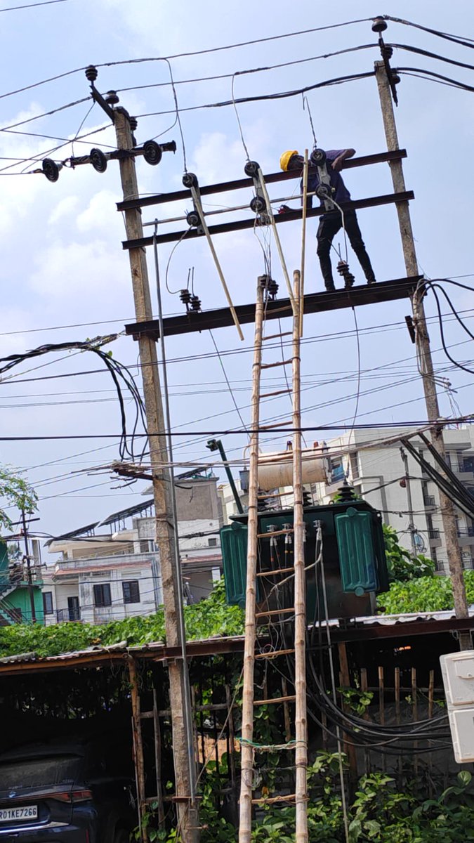 ESD_GARDANIBAG's tweet photo. ⚡ Durga Puja Maintenance Drive: Preparing for a Brighter &amp; Safer Celebration! 🪔
To ensure uninterrupted and safe electricity supply during the auspicious days of Durga Puja, our team at the ESD Gardanibagh is conducting intensive line and DSS maintenance work. https://t.co/SXEqxlj7oG