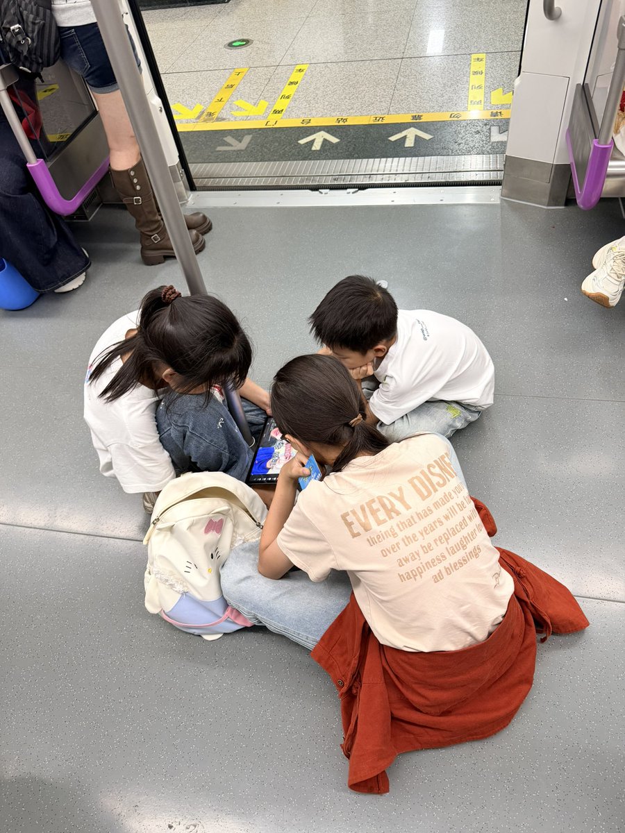 nnayuta0523's tweet photo. 给阿姨让个位置，我也想坐地上和你们一起看 https://t.co/j2bglPFutv