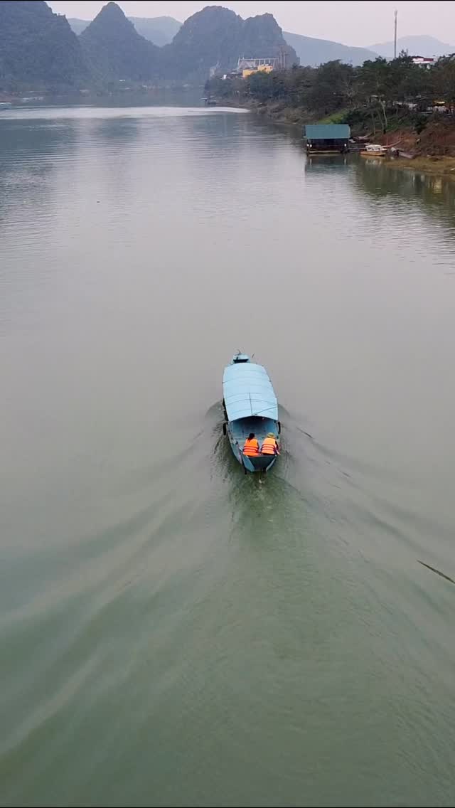 ItsTayLautner12's tweet photo. Phong Nha is a hidden gem in Vietnam, known for its incredible caves, a gorgeous river, and mountains all around. Peaceful, relaxing, and refreshingly uncrowded. https://t.co/cgksE8ad3l