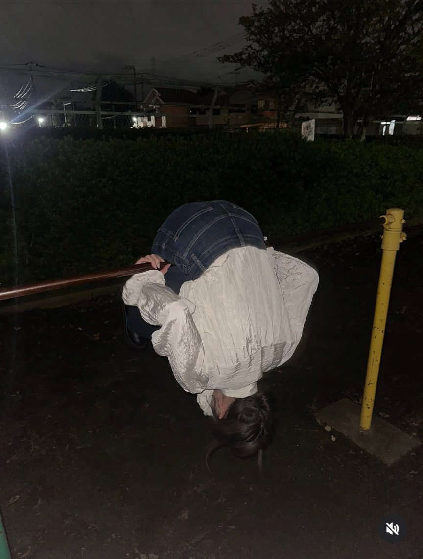 iim2706's tweet photo. #サリマカ897
#日向坂46
#櫻坂46
#乃木坂46
#潮紗理菜
#佐藤満春
#遠山大輔
#潮紗理菜の根粒菌 です。

🍀夜の公園で 鉄棒してたね😳🥹。

きっと、ダレハナを一人で代打担当することへのプレッシャーや不安、そして自分に自信が持てない気持ちがあったんじゃないかな…
その大きなプレッシャーを少しでも和らげたくて、何かに夢中になることで気持ちを紛らわせたのかな。 小さい頃から大好きだったことを思い出して、「今」を少しだけ忘れたかったのかな。 それとも、「私は大丈夫」と自分に自信をつけようとしていたのかな……🍀
そんな紗理菜ちゃんの気持ちを分かって、何も言わずに寄り添ってくれたマネージャーさん。 きっと、そばにいるからこそ分かるものがあったんだろうね。
紗理菜ちゃんの周りにいる人たちは、みんな紗理菜ちゃんのことを大切に思っているんだと思う。 「紗理菜を一人にしたくない」「何とか支えてあげたい」「大好きな笑顔を」――そんな温かい想いが伝わってくるよ🍀
ファンの僕たち、紗理菜ちゃんが辛い時、苦しい時、少しでも心の支えになれる存在でいたいよ〜
紗理菜ちゃんは、決して一人じゃないよ。 たくさんの人に愛され、支えられているからね🍀🥹🤗

10/6 Am1:00
#サリマカ897📻
始まるぜ〜👍🏻🤗🥳
