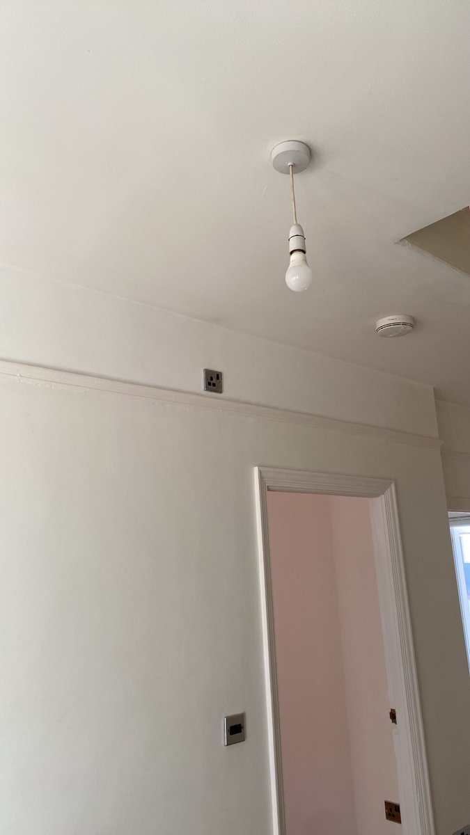 Finley834253's tweet photo. ��Hello mate you got a socket to charge my phone?” Yeah mate just look up👍 https://t.co/8Y8eWVah8G