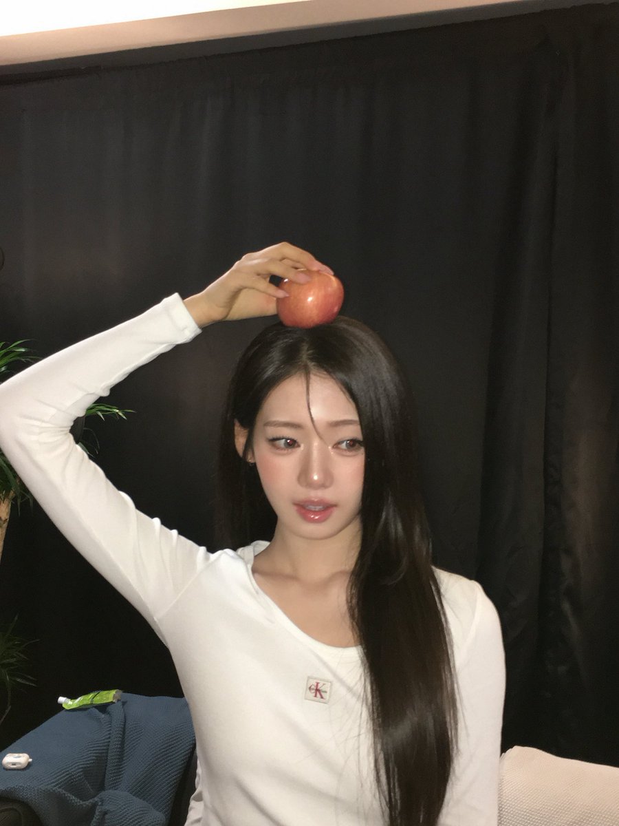 picbaemon's tweet photo. RORA WEVERSE UPDATE 

🍎 https://t.co/ofB3Hp54tw