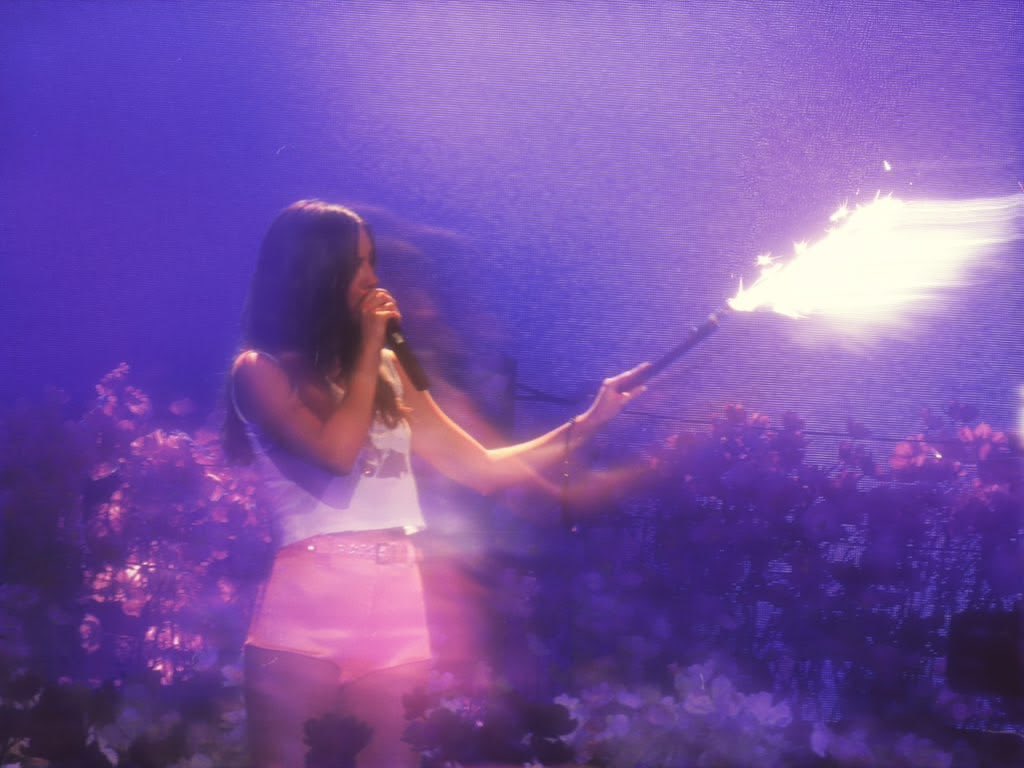 Amelia7jsz's tweet photo. Every picture I’ve seen of purple live is so dreamy https://t.co/9MCe5fl26z