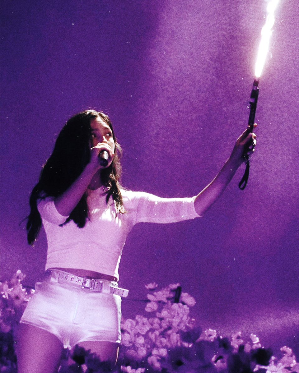 Amelia7jsz's tweet photo. Every picture I’ve seen of purple live is so dreamy https://t.co/9MCe5fl26z