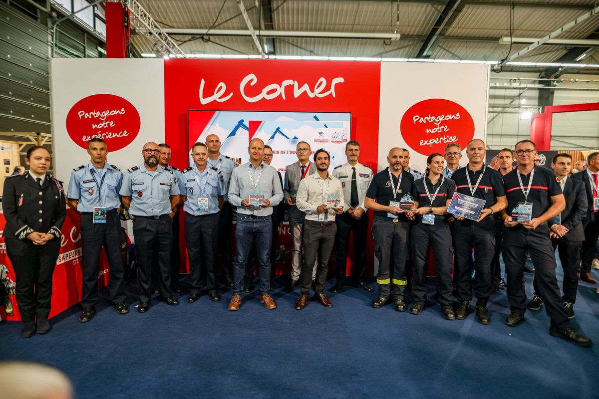 PompiersFR's tweet photo. #Innovation | L'avenir des secours se dessine aujourd'hui !

Félicitations aux lauréats des Prix de l’Innovation :

👉🏻 Catégorie « L'Astuce du remisard » : Félicitations à la Cdt Anne TIRELLE et au Cne Eddy FISHER pour leur projet « Memento IA ».

👉🏻 Catégorie « Partenaires institutionnels » : Félicitations à Olivier NEWINGER ( @SDIS_63 ) pour son « Outil de cartographie opérationnel dédié aux feux de végétaux ».

👉🏻 Catégorie « Start-up » : Félicitations à Michel MOUKARI (société MidGard) pour le projet « FireGard Sologne » .

👉🏻 Prix spécial du jury : Félicitations à David THEBAULT (@SDIS35officiel ) pour son « Simulateur de fuites multiphasiques ».

Qu'il s'agisse d'équipements de pointe ou de solutions technologiques, vos avancées permettent à nos sapeurs-#pompiers d'intervenir avec toujours plus de sécurité et d'efficacité. 

Merci à Dräger et @Dell ainsi qu'à la @MNSPF partenaire de ce prix de l'innovation avec la présence de Yves Le Gouguec (Dräger) et Paul DARMON (Dell Technologies).