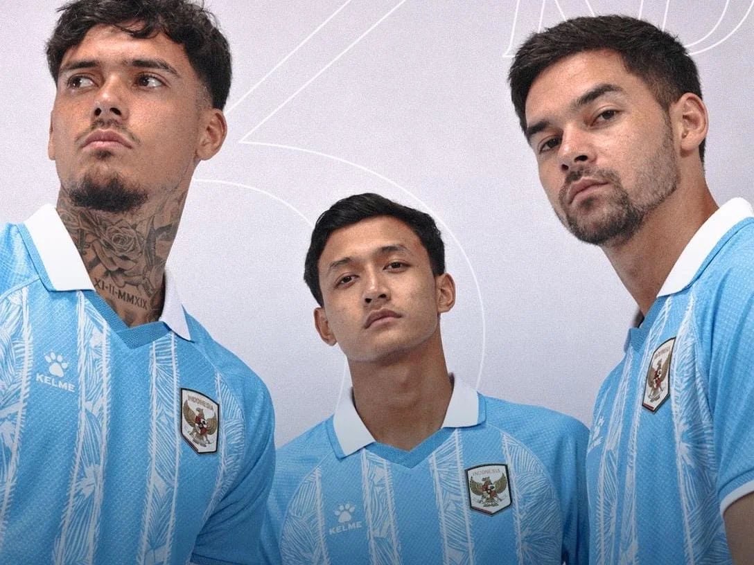 idnewcastle_'s tweet photo. tadi Raffi Ahmad sempet keceplosan bilang “kenapa jersey Indonesia warna biru karena ada sponsor”.

terus di sapu sama siapa itu nyuruh Ibnu Jamil ambil alih.

kukira cuma becandaan soal baju sppg ternyata rill coyy. https://t.co/r9LqAR1VlV
