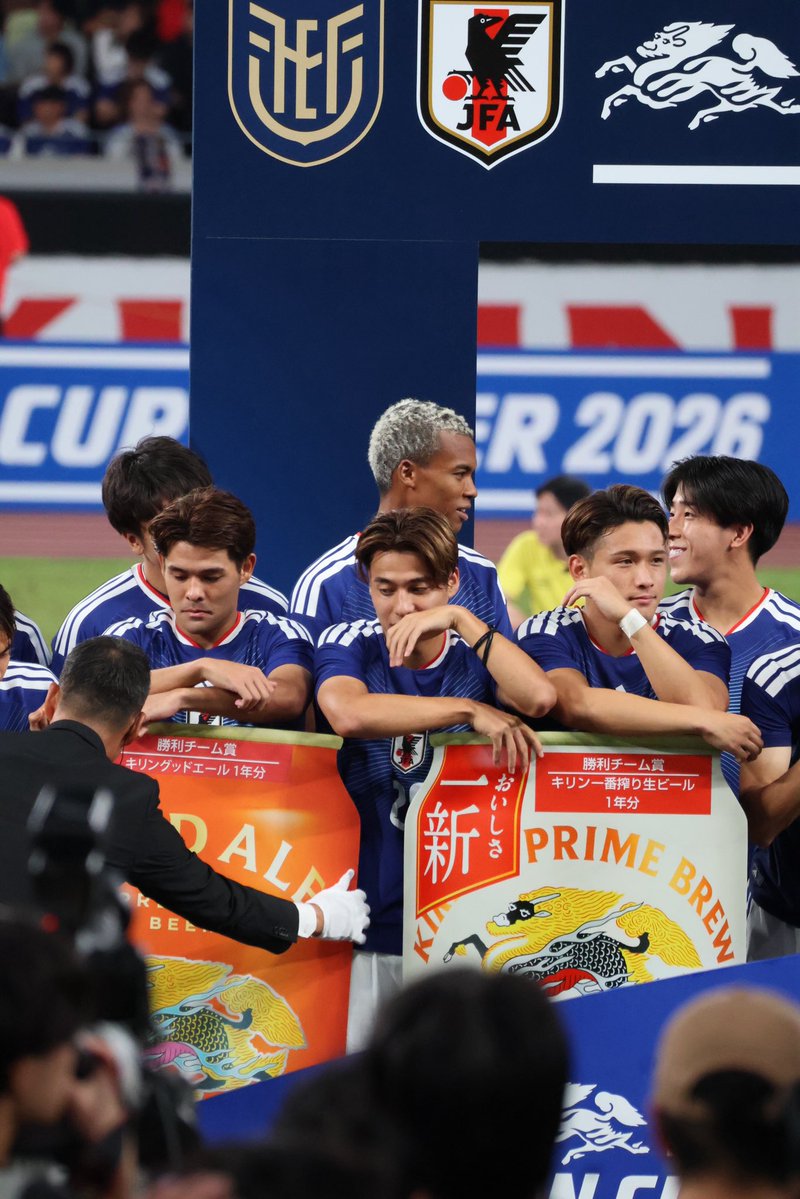 bitou_soccer's tweet photo. ビールパネル回収される海舟で一生笑ってるｗｗｗｗｗｗｗｗｗ

#佐野海舟 #佐野航大 #松木玖生 #サッカー日本代表 #daihyo https://t.co/GwBtLKqkTj