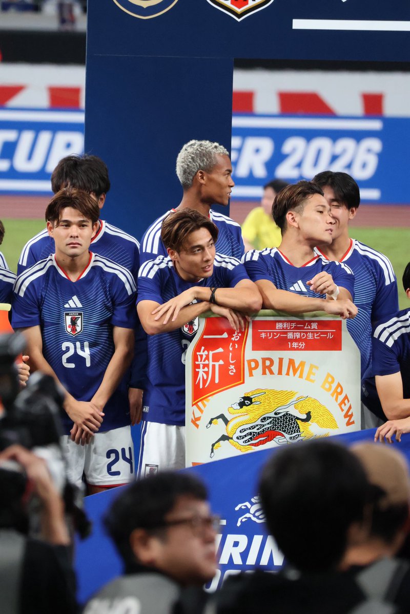 bitou_soccer's tweet photo. ビールパネル回収される海舟で一生笑ってるｗｗｗｗｗｗｗｗｗ

#佐野海舟 #佐野航大 #松木玖生 #サッカー日本代表 #daihyo https://t.co/GwBtLKqkTj