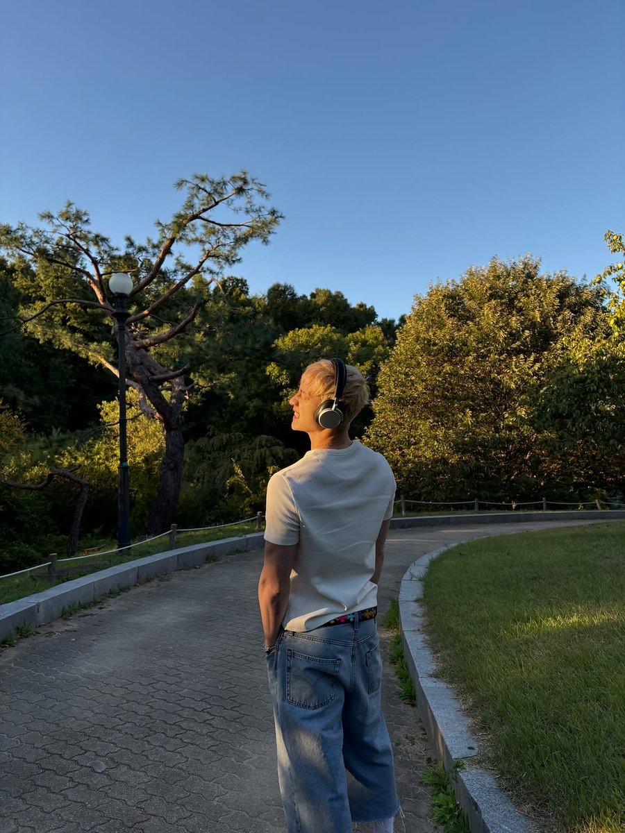 Hwang_jaeliii's tweet photo. 001 Adi CO:
For the past few days I have been falling in love with this man again and again. I don't know why but it's making me crash out, not because I'm mad but because of how much love I had for him. I keep finding myself smiling every time I hear his giggles and laughs.++ https://t.co/6F1zBECD85