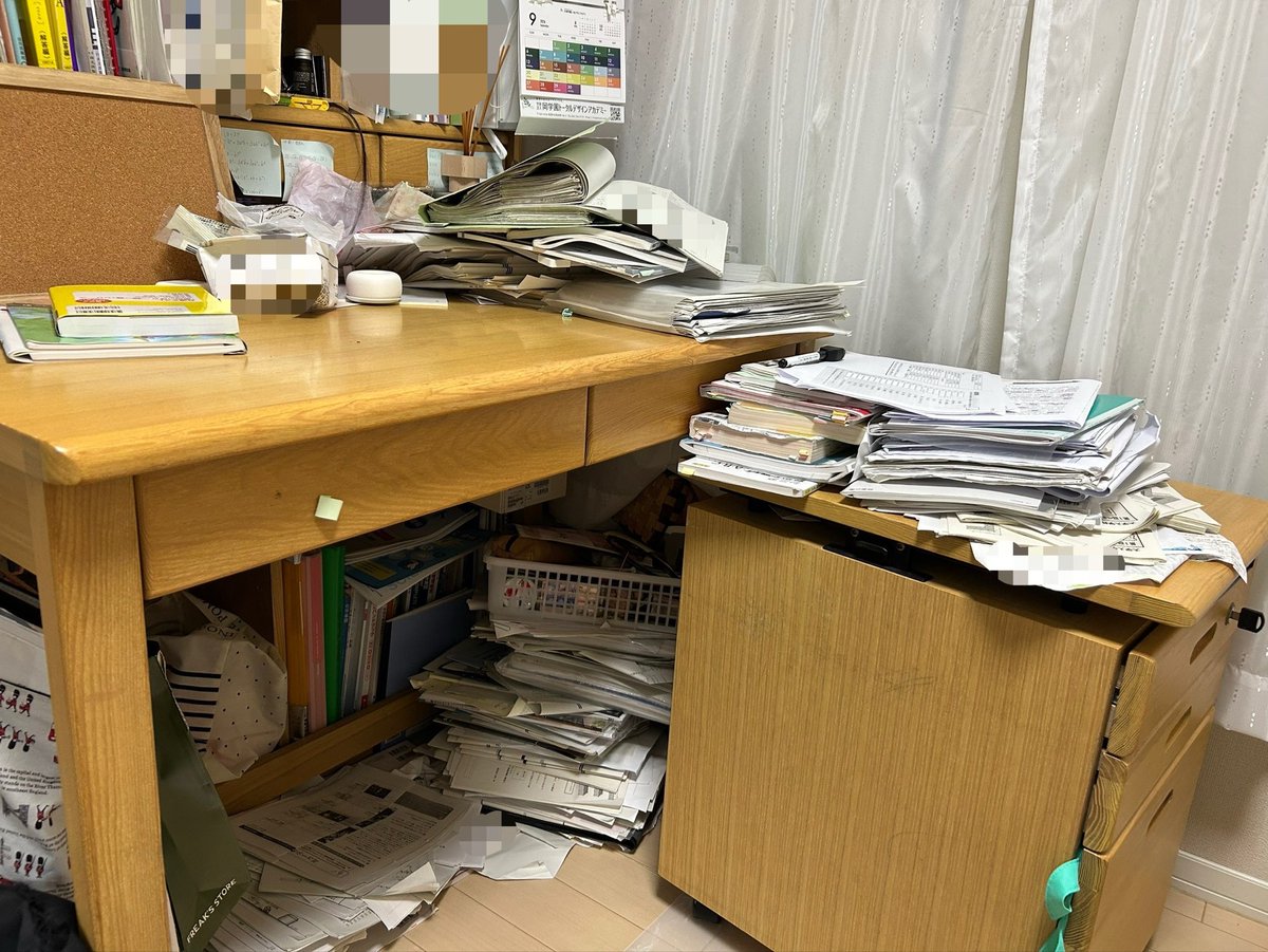 h73isg's tweet photo. 手に負えなくて部屋のあちこちに積み上がってく https://t.co/DcZQ951qDy