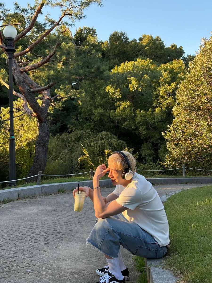 Hwang_jaeliii's tweet photo. 001 Adi CO:
For the past few days I have been falling in love with this man again and again. I don't know why but it's making me crash out, not because I'm mad but because of how much love I had for him. I keep finding myself smiling every time I hear his giggles and laughs.++ https://t.co/6F1zBECD85