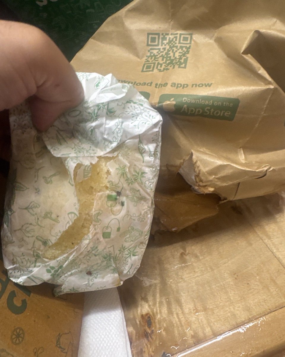 jecnishant's tweet photo. @zomato @zomatocare  I have ordered some food. But due to leakage in bubble tea all item get spoiled. I complained with Zomato support in chat with all images but they refused. I am attached here too. Please take appropriate action. Orderid-8687701642 https://t.co/DDyCZ7AQPP