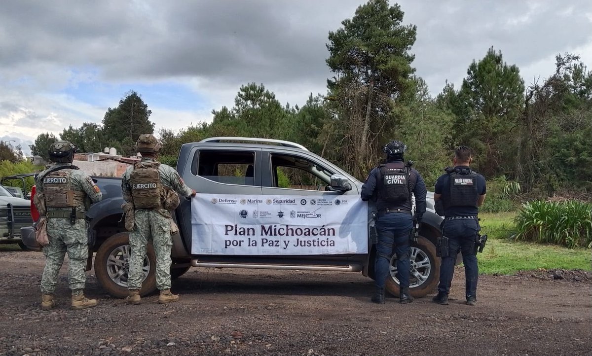 C5Michoacan's tweet photo. Tras un reporte recibido al 9-1-1 por el robo de un vehículo, elementos de la Guardia Civil localizaron una Nissan NP300, en una zona serrana de #SalvadorEscalante.
La unidad fue recuperada y puesta a disposición de la autoridad correspondiente. #MichoacánEsMejor #TeCuidamos https://t.co/xbTDFzGwWH