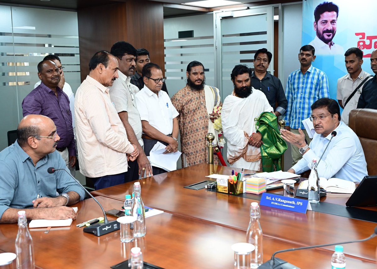 Comm_HYDRAA's tweet photo. -మా ప్రాంతాల్లోని చెరువుల‌నూ అబివృద్ధి చేయండి
-దుర్గంధంతో ఇబ్బంది ప‌డుతున్నామ‌న్నా నివాసితులు
-హైడ్రా ప్ర‌జావాణికి మొత్తం 61 ఫిర్యాదులు

🔷చెరువులు క‌బ్జా కాకుండా కాపాడ‌డ‌మే కాకుండా.. వాటిని పూర్తి స్థాయిలో అభివృద్ధి చేస్తున్న తీరు ఎంతో ఆద‌ర్శంగా ఉంది. హైడ్రా అభివృద్ధి చేయ‌క ముందు త‌ర్వాత చెరువుల‌ను ప‌రిశీలిస్తే ఎంతో మార్పు క‌న‌ప‌డుతోంది. చెరువుల చెంత‌ దుర్గంధం పోయి ఆహ్లాద‌క‌ర‌మైన వాతావ‌ర‌ణం ఏర్ప‌డింది.  కొన్ని చెరువుల‌కే హైడ్రా ప‌రిమిత‌మైంది. మా ప్రాంతంలోని చెరువుల‌ను కూడా అభివృద్ధి చేయాల‌ని సోమ‌వారం హైడ్రా ప్ర‌జావాణిలో ప‌లువురు కోరారు. చెరువుల అభివృద్ధి అంటే సుంద‌రీక‌రించేయ‌డం కాకుండా.. చెరువులో 10 అడుగుల‌కు పైగా పూడిక‌ను తొల‌గించి.. మొత్తం దుర్గాంధాన్ని పార‌దోలిన తీరు బాగుంది. ఇలా న‌గ‌రంలో అన్ని చెరువుల‌ను అభివృద్ధి చేయాల‌ని జ‌న‌వాణి పేరిట ప్ర‌జ‌ల స‌మ‌స్య‌ల‌పై పోరాడే సంస్థ హైడ్రాను కోరింది. చెరువుల వివ‌రాల‌తో ఈమేర‌కు విన‌తిప‌త్రం స‌మ‌ర్పించింది. అభివృద్ధి చేసిన చెరువ‌ల్లోకి మురుగు నీరు చేర‌కుండా వ‌ర్షాకాలంలో వ‌ర‌ద నీరు, మిగ‌తా స‌మ‌యంలో ఎస్‌టీపీల ద్వారా శుద్ధి చేసిన నీటిని పంపాల‌ని విజ్ఞ‌ప్తి చేశారు. గండిపేట చెరువుతో పాటు.. హిమాయ‌త్‌సాగ‌ర్ కూడా క‌లుషిత‌మౌతోంద‌ని.. జంట జ‌లాస‌యాల‌ను కాపాడాల‌ని కోరారు. ఈ మేర‌కు విన‌తి ప‌త్రాలు అంద‌జేశారు.  సోమ‌వారం హైడ్రా ప్ర‌జావాణికి ఇలా మొత్తం 61 ఫిర్యాదులు రాగా.. హైడ్రా క‌మిష‌న‌ర్ శ్రీ ఏవీ రంగ‌నాథ్ గారు వాటిని ప‌రిశీలించారు. వెనువెంట‌నే ప‌రిష్కార బాధ్య‌త‌ల‌ను సంబంధిత అధికారుల‌కు అప్ప‌గించారు. 

-ఫిర్యాదులు ఇలా..

🔷మేడ్చ‌ల్ - మ‌ల్కాజిగిరి జిల్లా ఉప్ప‌ల్ మండ‌లంలోని నాగోలు చెరువు 14 ఎక‌రాల్లో విస్త‌రించి ఉంది. అయితే చెరువులోకి మురుగు నీరు చేర‌డంతో దుర్గంధంగా మారింది. చెరువు ప‌రిస‌రాల్లో నివాసం ఉండ‌లేక‌పోతున్నాం.  నాగోలు చెరువును కూడా హైడ్రా అభివృద్ధి చేయాల‌ని శ్రీ‌నివాస ఎన్‌క్లేవ్ వెల్ఫేర్ అసోసియేష‌న్  ప్ర‌జావాణిలో విజ్ఞ‌ప్తి చేసింది.  చెరువు ప‌రిస‌రాల్లోని భూగ‌ర్భ జ‌లాలు కూడా క‌లుషిత‌మై.. ప్రాణాంత‌క రోగాల భారిన ప‌డుతున్నామ‌ని వాపోయారు. 

🔷కుత్బుల్లాపూర్ మండ‌లం గాజుల రామారం విలేజ్‌లోని స‌ర్వే నంబ‌ర్లు 42, 43లో ఉన్న చెరువు ఎఫ్‌టీఎల్‌, బ‌ఫ‌ర్ ప‌రిధిలో అపార్టుమెంట్లు క‌ట్టేస్తున్నారు. వాటిని నిలువ‌రించి చెరువును కాపాడాల‌ని ప్ర‌జావాణిలో అక్క‌డి నివాసితులు కోరారు. 

🔷రావిర్యాల పెద్ద చెరువులో ఆక్ర‌మ‌ణ‌లు స్ప‌ష్టంగా ఉన్నాయి. మ‌ట్టి పోసి నింపేశారు. అక్క‌డ లే ఔట్ల‌కు అనుమ‌తులు కూడా తెచ్చుకున్నారు. ఇప్పుడు లే ఔట్‌లు మునిగిపోతున్నాయ‌ని వాపోతున్నారు. ఇలాంటి ప‌రిస్థితుల్లో చెరువు ఎఫ్‌టీఎల్ ప‌రిధి ఎంత‌.. బ‌ఫ‌ర్ జోన్ హ‌ద్దుల‌ను నిర్ధారించి చెరువును కాపాడాల‌ని అక్క‌డి స్థానికులు కోరారు. ఈ చెరువును అభివృద్ధి చేస్తే  మంచి ప‌ర్యాట‌క ప్రాంత‌మ‌వ్వ‌డ‌మే కాకుండా.. మ‌త్స్య‌కారుల‌కు కూడా ఉప‌యోగంగా ఉంటుంద‌ని అక్క‌డి నివాసితులు హైడ్రా ప్ర‌జావాణిలో విజ్ఞ‌ప్తి చేశారు. 

🔷మేడ్చ‌ల్ - మ‌ల్కాజిగిరి జిల్లా కుత్బుల్లాపూర్ మండ‌లం, సాయిబాబాన‌గ‌ర్‌, కృషికాల‌నీలో ర‌హ‌దారిని ఆక్ర‌మించి.. అక్క‌డ ఉన్న విద్యుత్ స్తంభాన్ని తొల‌గించి భ‌వ‌నాన్ని నిర్మించేశార‌ని ఆ కాల‌నీ సంక్షేమ సంఘం హైడ్రా ప్ర‌జావాణిలో ఫిర్యాదు చేశారు. ఈ అక్ర‌మ క‌ట్ట‌డంపై తాము కోర్టుకు వెళ్లామ‌ని.. ఆ భ‌వ‌న నిర్మాణ అనుమ‌తుల‌ను హైకోర్టు ర‌ద్దు చేసిన విష‌యాన్ని గుర్తు చేశారు. తిరిగి ఇప్పుడు అదే స్థ‌లంలో మ‌ళ్లీ భ‌వ‌నాన్ని నిర్మించాల‌ని చూస్తున్నార‌ని .. వెంట‌నే ఆ నిర్మాణాల‌ను అడ్డుకుని ర‌హ‌దారిపై ఆటంకాలు లేకుండా చూడాల‌ని ప్ర‌జావాణిలో కోరారు. 

🔷సికింద్రాబాద్‌, మ‌చ్చ‌బొల్లారం జొన్న‌బండ స‌ర్వే నంబ‌రు 33, 34లోని శ్రీ గ‌ణేష్ ఎన్‌క్లేవ్‌లో ప్ర‌జావ‌స‌రాల‌కు ఉద్దేశించిన 1800ల గ‌జాల స్థలాన్ని క‌బ్జా చేసేయాల‌ని.. ల్యాండ్ ఓన‌ర్ ప్ర‌య‌త్నిస్తున్నార‌ని కాల‌నీ వాసులు హైడ్రా ప్ర‌జావాణిలో ఫిర్యాదు చేశారు. లే ఔట్ వేసిన‌ప్పుడు స్ప‌ష్టంగా కేటాయించార‌ని.. లే ఔట్ ప్ర‌కారం ఆ 1800ల గ‌జాల స్థ‌లాన్ని కాపాడాల‌ని హైడ్రాను కోరారు. 

🔷బాగ్ అంబ‌ర్‌పేట‌లోని బ‌తుక‌మ్మ‌కుంట‌ను అభివృద్ధి చేసి ఆ ప్రాంతానికి వ‌ర‌ద ముప్పు త‌ప్పించిన హైడ్రా.. తాజాగా ఆ ప్రాంతంలో పైపులైన్ల ప‌నులు కూడా చేప‌ట్టి.. వ‌ర‌ద నీరు నేరుగా చెరువులోకి చేరిన త‌ర్వాత‌.. మూసీకి చేరే విధంగా ఏర్పాట్లు చేయ‌డాన్ని అక్క‌డి గాయ‌త్రి ట‌వ‌ర్స్ నివాసితులు అభినందించారు. ప‌నులు త్వ‌రగా పూర్తి చేసి అంబ‌ర్‌పేట ప‌రిస‌రాల్లో శాశ్వ‌తంగా వ‌ర‌ద ముప్పు లేకుండా చూడాల‌ని కోరారు. 

#HYDRAA #Prajavani