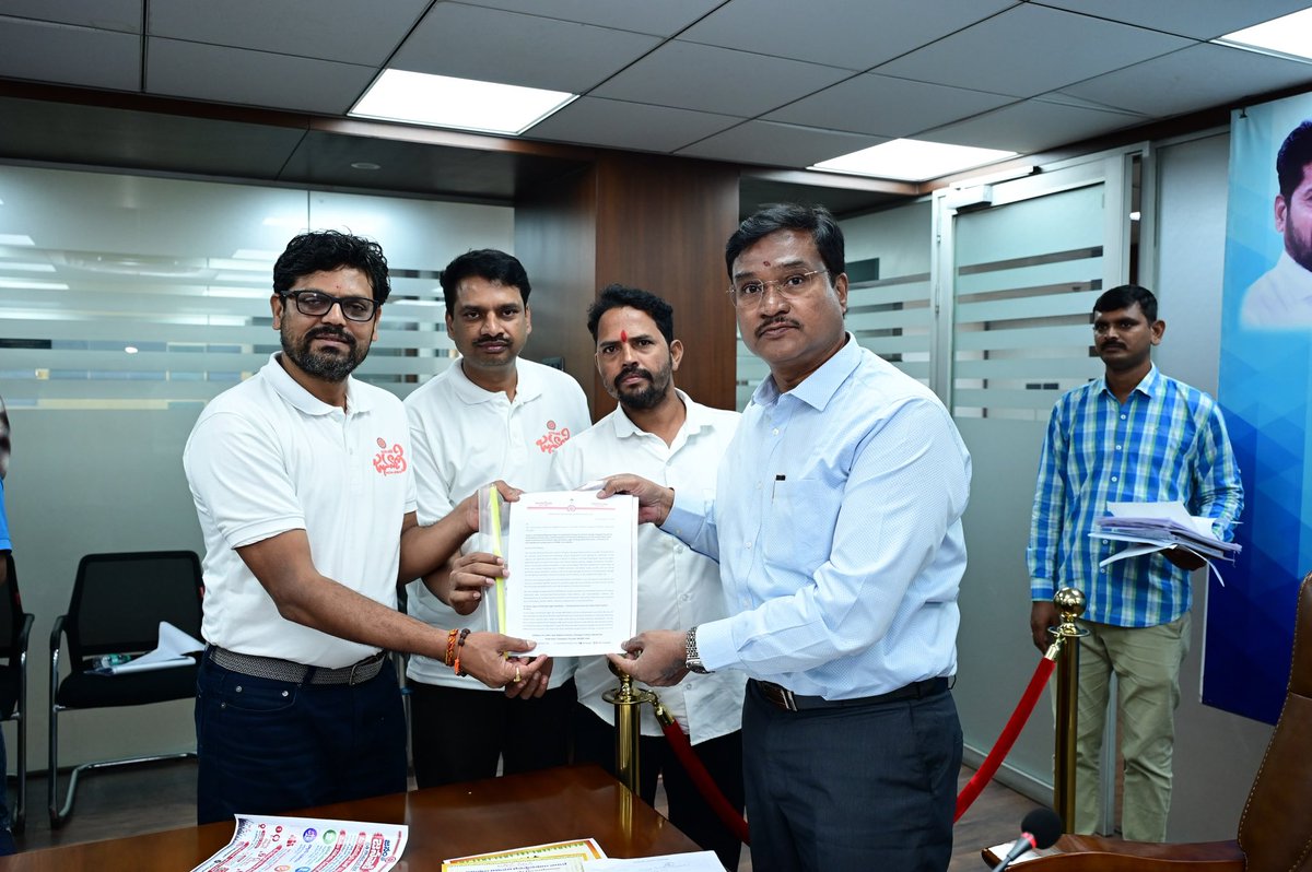 Comm_HYDRAA's tweet photo. -మా ప్రాంతాల్లోని చెరువుల‌నూ అబివృద్ధి చేయండి
-దుర్గంధంతో ఇబ్బంది ప‌డుతున్నామ‌న్నా నివాసితులు
-హైడ్రా ప్ర‌జావాణికి మొత్తం 61 ఫిర్యాదులు

🔷చెరువులు క‌బ్జా కాకుండా కాపాడ‌డ‌మే కాకుండా.. వాటిని పూర్తి స్థాయిలో అభివృద్ధి చేస్తున్న తీరు ఎంతో ఆద‌ర్శంగా ఉంది. హైడ్రా అభివృద్ధి చేయ‌క ముందు త‌ర్వాత చెరువుల‌ను ప‌రిశీలిస్తే ఎంతో మార్పు క‌న‌ప‌డుతోంది. చెరువుల చెంత‌ దుర్గంధం పోయి ఆహ్లాద‌క‌ర‌మైన వాతావ‌ర‌ణం ఏర్ప‌డింది.  కొన్ని చెరువుల‌కే హైడ్రా ప‌రిమిత‌మైంది. మా ప్రాంతంలోని చెరువుల‌ను కూడా అభివృద్ధి చేయాల‌ని సోమ‌వారం హైడ్రా ప్ర‌జావాణిలో ప‌లువురు కోరారు. చెరువుల అభివృద్ధి అంటే సుంద‌రీక‌రించేయ‌డం కాకుండా.. చెరువులో 10 అడుగుల‌కు పైగా పూడిక‌ను తొల‌గించి.. మొత్తం దుర్గాంధాన్ని పార‌దోలిన తీరు బాగుంది. ఇలా న‌గ‌రంలో అన్ని చెరువుల‌ను అభివృద్ధి చేయాల‌ని జ‌న‌వాణి పేరిట ప్ర‌జ‌ల స‌మ‌స్య‌ల‌పై పోరాడే సంస్థ హైడ్రాను కోరింది. చెరువుల వివ‌రాల‌తో ఈమేర‌కు విన‌తిప‌త్రం స‌మ‌ర్పించింది. అభివృద్ధి చేసిన చెరువ‌ల్లోకి మురుగు నీరు చేర‌కుండా వ‌ర్షాకాలంలో వ‌ర‌ద నీరు, మిగ‌తా స‌మ‌యంలో ఎస్‌టీపీల ద్వారా శుద్ధి చేసిన నీటిని పంపాల‌ని విజ్ఞ‌ప్తి చేశారు. గండిపేట చెరువుతో పాటు.. హిమాయ‌త్‌సాగ‌ర్ కూడా క‌లుషిత‌మౌతోంద‌ని.. జంట జ‌లాస‌యాల‌ను కాపాడాల‌ని కోరారు. ఈ మేర‌కు విన‌తి ప‌త్రాలు అంద‌జేశారు.  సోమ‌వారం హైడ్రా ప్ర‌జావాణికి ఇలా మొత్తం 61 ఫిర్యాదులు రాగా.. హైడ్రా క‌మిష‌న‌ర్ శ్రీ ఏవీ రంగ‌నాథ్ గారు వాటిని ప‌రిశీలించారు. వెనువెంట‌నే ప‌రిష్కార బాధ్య‌త‌ల‌ను సంబంధిత అధికారుల‌కు అప్ప‌గించారు. 

-ఫిర్యాదులు ఇలా..

🔷మేడ్చ‌ల్ - మ‌ల్కాజిగిరి జిల్లా ఉప్ప‌ల్ మండ‌లంలోని నాగోలు చెరువు 14 ఎక‌రాల్లో విస్త‌రించి ఉంది. అయితే చెరువులోకి మురుగు నీరు చేర‌డంతో దుర్గంధంగా మారింది. చెరువు ప‌రిస‌రాల్లో నివాసం ఉండ‌లేక‌పోతున్నాం.  నాగోలు చెరువును కూడా హైడ్రా అభివృద్ధి చేయాల‌ని శ్రీ‌నివాస ఎన్‌క్లేవ్ వెల్ఫేర్ అసోసియేష‌న్  ప్ర‌జావాణిలో విజ్ఞ‌ప్తి చేసింది.  చెరువు ప‌రిస‌రాల్లోని భూగ‌ర్భ జ‌లాలు కూడా క‌లుషిత‌మై.. ప్రాణాంత‌క రోగాల భారిన ప‌డుతున్నామ‌ని వాపోయారు. 

🔷కుత్బుల్లాపూర్ మండ‌లం గాజుల రామారం విలేజ్‌లోని స‌ర్వే నంబ‌ర్లు 42, 43లో ఉన్న చెరువు ఎఫ్‌టీఎల్‌, బ‌ఫ‌ర్ ప‌రిధిలో అపార్టుమెంట్లు క‌ట్టేస్తున్నారు. వాటిని నిలువ‌రించి చెరువును కాపాడాల‌ని ప్ర‌జావాణిలో అక్క‌డి నివాసితులు కోరారు. 

🔷రావిర్యాల పెద్ద చెరువులో ఆక్ర‌మ‌ణ‌లు స్ప‌ష్టంగా ఉన్నాయి. మ‌ట్టి పోసి నింపేశారు. అక్క‌డ లే ఔట్ల‌కు అనుమ‌తులు కూడా తెచ్చుకున్నారు. ఇప్పుడు లే ఔట్‌లు మునిగిపోతున్నాయ‌ని వాపోతున్నారు. ఇలాంటి ప‌రిస్థితుల్లో చెరువు ఎఫ్‌టీఎల్ ప‌రిధి ఎంత‌.. బ‌ఫ‌ర్ జోన్ హ‌ద్దుల‌ను నిర్ధారించి చెరువును కాపాడాల‌ని అక్క‌డి స్థానికులు కోరారు. ఈ చెరువును అభివృద్ధి చేస్తే  మంచి ప‌ర్యాట‌క ప్రాంత‌మ‌వ్వ‌డ‌మే కాకుండా.. మ‌త్స్య‌కారుల‌కు కూడా ఉప‌యోగంగా ఉంటుంద‌ని అక్క‌డి నివాసితులు హైడ్రా ప్ర‌జావాణిలో విజ్ఞ‌ప్తి చేశారు. 

🔷మేడ్చ‌ల్ - మ‌ల్కాజిగిరి జిల్లా కుత్బుల్లాపూర్ మండ‌లం, సాయిబాబాన‌గ‌ర్‌, కృషికాల‌నీలో ర‌హ‌దారిని ఆక్ర‌మించి.. అక్క‌డ ఉన్న విద్యుత్ స్తంభాన్ని తొల‌గించి భ‌వ‌నాన్ని నిర్మించేశార‌ని ఆ కాల‌నీ సంక్షేమ సంఘం హైడ్రా ప్ర‌జావాణిలో ఫిర్యాదు చేశారు. ఈ అక్ర‌మ క‌ట్ట‌డంపై తాము కోర్టుకు వెళ్లామ‌ని.. ఆ భ‌వ‌న నిర్మాణ అనుమ‌తుల‌ను హైకోర్టు ర‌ద్దు చేసిన విష‌యాన్ని గుర్తు చేశారు. తిరిగి ఇప్పుడు అదే స్థ‌లంలో మ‌ళ్లీ భ‌వ‌నాన్ని నిర్మించాల‌ని చూస్తున్నార‌ని .. వెంట‌నే ఆ నిర్మాణాల‌ను అడ్డుకుని ర‌హ‌దారిపై ఆటంకాలు లేకుండా చూడాల‌ని ప్ర‌జావాణిలో కోరారు. 

🔷సికింద్రాబాద్‌, మ‌చ్చ‌బొల్లారం జొన్న‌బండ స‌ర్వే నంబ‌రు 33, 34లోని శ్రీ గ‌ణేష్ ఎన్‌క్లేవ్‌లో ప్ర‌జావ‌స‌రాల‌కు ఉద్దేశించిన 1800ల గ‌జాల స్థలాన్ని క‌బ్జా చేసేయాల‌ని.. ల్యాండ్ ఓన‌ర్ ప్ర‌య‌త్నిస్తున్నార‌ని కాల‌నీ వాసులు హైడ్రా ప్ర‌జావాణిలో ఫిర్యాదు చేశారు. లే ఔట్ వేసిన‌ప్పుడు స్ప‌ష్టంగా కేటాయించార‌ని.. లే ఔట్ ప్ర‌కారం ఆ 1800ల గ‌జాల స్థ‌లాన్ని కాపాడాల‌ని హైడ్రాను కోరారు. 

🔷బాగ్ అంబ‌ర్‌పేట‌లోని బ‌తుక‌మ్మ‌కుంట‌ను అభివృద్ధి చేసి ఆ ప్రాంతానికి వ‌ర‌ద ముప్పు త‌ప్పించిన హైడ్రా.. తాజాగా ఆ ప్రాంతంలో పైపులైన్ల ప‌నులు కూడా చేప‌ట్టి.. వ‌ర‌ద నీరు నేరుగా చెరువులోకి చేరిన త‌ర్వాత‌.. మూసీకి చేరే విధంగా ఏర్పాట్లు చేయ‌డాన్ని అక్క‌డి గాయ‌త్రి ట‌వ‌ర్స్ నివాసితులు అభినందించారు. ప‌నులు త్వ‌రగా పూర్తి చేసి అంబ‌ర్‌పేట ప‌రిస‌రాల్లో శాశ్వ‌తంగా వ‌ర‌ద ముప్పు లేకుండా చూడాల‌ని కోరారు. 

#HYDRAA #Prajavani