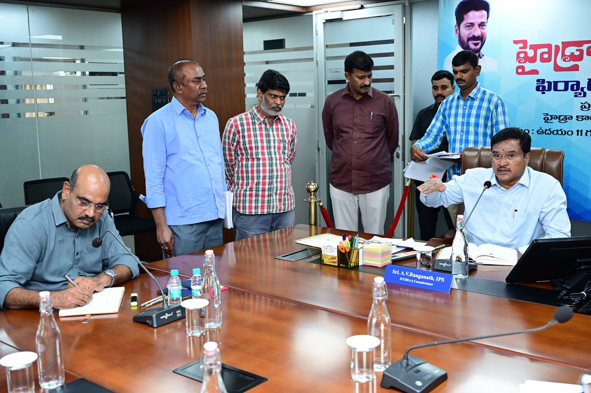 Comm_HYDRAA's tweet photo. -మా ప్రాంతాల్లోని చెరువుల‌నూ అబివృద్ధి చేయండి
-దుర్గంధంతో ఇబ్బంది ప‌డుతున్నామ‌న్నా నివాసితులు
-హైడ్రా ప్ర‌జావాణికి మొత్తం 61 ఫిర్యాదులు

🔷చెరువులు క‌బ్జా కాకుండా కాపాడ‌డ‌మే కాకుండా.. వాటిని పూర్తి స్థాయిలో అభివృద్ధి చేస్తున్న తీరు ఎంతో ఆద‌ర్శంగా ఉంది. హైడ్రా అభివృద్ధి చేయ‌క ముందు త‌ర్వాత చెరువుల‌ను ప‌రిశీలిస్తే ఎంతో మార్పు క‌న‌ప‌డుతోంది. చెరువుల చెంత‌ దుర్గంధం పోయి ఆహ్లాద‌క‌ర‌మైన వాతావ‌ర‌ణం ఏర్ప‌డింది.  కొన్ని చెరువుల‌కే హైడ్రా ప‌రిమిత‌మైంది. మా ప్రాంతంలోని చెరువుల‌ను కూడా అభివృద్ధి చేయాల‌ని సోమ‌వారం హైడ్రా ప్ర‌జావాణిలో ప‌లువురు కోరారు. చెరువుల అభివృద్ధి అంటే సుంద‌రీక‌రించేయ‌డం కాకుండా.. చెరువులో 10 అడుగుల‌కు పైగా పూడిక‌ను తొల‌గించి.. మొత్తం దుర్గాంధాన్ని పార‌దోలిన తీరు బాగుంది. ఇలా న‌గ‌రంలో అన్ని చెరువుల‌ను అభివృద్ధి చేయాల‌ని జ‌న‌వాణి పేరిట ప్ర‌జ‌ల స‌మ‌స్య‌ల‌పై పోరాడే సంస్థ హైడ్రాను కోరింది. చెరువుల వివ‌రాల‌తో ఈమేర‌కు విన‌తిప‌త్రం స‌మ‌ర్పించింది. అభివృద్ధి చేసిన చెరువ‌ల్లోకి మురుగు నీరు చేర‌కుండా వ‌ర్షాకాలంలో వ‌ర‌ద నీరు, మిగ‌తా స‌మ‌యంలో ఎస్‌టీపీల ద్వారా శుద్ధి చేసిన నీటిని పంపాల‌ని విజ్ఞ‌ప్తి చేశారు. గండిపేట చెరువుతో పాటు.. హిమాయ‌త్‌సాగ‌ర్ కూడా క‌లుషిత‌మౌతోంద‌ని.. జంట జ‌లాస‌యాల‌ను కాపాడాల‌ని కోరారు. ఈ మేర‌కు విన‌తి ప‌త్రాలు అంద‌జేశారు.  సోమ‌వారం హైడ్రా ప్ర‌జావాణికి ఇలా మొత్తం 61 ఫిర్యాదులు రాగా.. హైడ్రా క‌మిష‌న‌ర్ శ్రీ ఏవీ రంగ‌నాథ్ గారు వాటిని ప‌రిశీలించారు. వెనువెంట‌నే ప‌రిష్కార బాధ్య‌త‌ల‌ను సంబంధిత అధికారుల‌కు అప్ప‌గించారు. 

-ఫిర్యాదులు ఇలా..

🔷మేడ్చ‌ల్ - మ‌ల్కాజిగిరి జిల్లా ఉప్ప‌ల్ మండ‌లంలోని నాగోలు చెరువు 14 ఎక‌రాల్లో విస్త‌రించి ఉంది. అయితే చెరువులోకి మురుగు నీరు చేర‌డంతో దుర్గంధంగా మారింది. చెరువు ప‌రిస‌రాల్లో నివాసం ఉండ‌లేక‌పోతున్నాం.  నాగోలు చెరువును కూడా హైడ్రా అభివృద్ధి చేయాల‌ని శ్రీ‌నివాస ఎన్‌క్లేవ్ వెల్ఫేర్ అసోసియేష‌న్  ప్ర‌జావాణిలో విజ్ఞ‌ప్తి చేసింది.  చెరువు ప‌రిస‌రాల్లోని భూగ‌ర్భ జ‌లాలు కూడా క‌లుషిత‌మై.. ప్రాణాంత‌క రోగాల భారిన ప‌డుతున్నామ‌ని వాపోయారు. 

🔷కుత్బుల్లాపూర్ మండ‌లం గాజుల రామారం విలేజ్‌లోని స‌ర్వే నంబ‌ర్లు 42, 43లో ఉన్న చెరువు ఎఫ్‌టీఎల్‌, బ‌ఫ‌ర్ ప‌రిధిలో అపార్టుమెంట్లు క‌ట్టేస్తున్నారు. వాటిని నిలువ‌రించి చెరువును కాపాడాల‌ని ప్ర‌జావాణిలో అక్క‌డి నివాసితులు కోరారు. 

🔷రావిర్యాల పెద్ద చెరువులో ఆక్ర‌మ‌ణ‌లు స్ప‌ష్టంగా ఉన్నాయి. మ‌ట్టి పోసి నింపేశారు. అక్క‌డ లే ఔట్ల‌కు అనుమ‌తులు కూడా తెచ్చుకున్నారు. ఇప్పుడు లే ఔట్‌లు మునిగిపోతున్నాయ‌ని వాపోతున్నారు. ఇలాంటి ప‌రిస్థితుల్లో చెరువు ఎఫ్‌టీఎల్ ప‌రిధి ఎంత‌.. బ‌ఫ‌ర్ జోన్ హ‌ద్దుల‌ను నిర్ధారించి చెరువును కాపాడాల‌ని అక్క‌డి స్థానికులు కోరారు. ఈ చెరువును అభివృద్ధి చేస్తే  మంచి ప‌ర్యాట‌క ప్రాంత‌మ‌వ్వ‌డ‌మే కాకుండా.. మ‌త్స్య‌కారుల‌కు కూడా ఉప‌యోగంగా ఉంటుంద‌ని అక్క‌డి నివాసితులు హైడ్రా ప్ర‌జావాణిలో విజ్ఞ‌ప్తి చేశారు. 

🔷మేడ్చ‌ల్ - మ‌ల్కాజిగిరి జిల్లా కుత్బుల్లాపూర్ మండ‌లం, సాయిబాబాన‌గ‌ర్‌, కృషికాల‌నీలో ర‌హ‌దారిని ఆక్ర‌మించి.. అక్క‌డ ఉన్న విద్యుత్ స్తంభాన్ని తొల‌గించి భ‌వ‌నాన్ని నిర్మించేశార‌ని ఆ కాల‌నీ సంక్షేమ సంఘం హైడ్రా ప్ర‌జావాణిలో ఫిర్యాదు చేశారు. ఈ అక్ర‌మ క‌ట్ట‌డంపై తాము కోర్టుకు వెళ్లామ‌ని.. ఆ భ‌వ‌న నిర్మాణ అనుమ‌తుల‌ను హైకోర్టు ర‌ద్దు చేసిన విష‌యాన్ని గుర్తు చేశారు. తిరిగి ఇప్పుడు అదే స్థ‌లంలో మ‌ళ్లీ భ‌వ‌నాన్ని నిర్మించాల‌ని చూస్తున్నార‌ని .. వెంట‌నే ఆ నిర్మాణాల‌ను అడ్డుకుని ర‌హ‌దారిపై ఆటంకాలు లేకుండా చూడాల‌ని ప్ర‌జావాణిలో కోరారు. 

🔷సికింద్రాబాద్‌, మ‌చ్చ‌బొల్లారం జొన్న‌బండ స‌ర్వే నంబ‌రు 33, 34లోని శ్రీ గ‌ణేష్ ఎన్‌క్లేవ్‌లో ప్ర‌జావ‌స‌రాల‌కు ఉద్దేశించిన 1800ల గ‌జాల స్థలాన్ని క‌బ్జా చేసేయాల‌ని.. ల్యాండ్ ఓన‌ర్ ప్ర‌య‌త్నిస్తున్నార‌ని కాల‌నీ వాసులు హైడ్రా ప్ర‌జావాణిలో ఫిర్యాదు చేశారు. లే ఔట్ వేసిన‌ప్పుడు స్ప‌ష్టంగా కేటాయించార‌ని.. లే ఔట్ ప్ర‌కారం ఆ 1800ల గ‌జాల స్థ‌లాన్ని కాపాడాల‌ని హైడ్రాను కోరారు. 

🔷బాగ్ అంబ‌ర్‌పేట‌లోని బ‌తుక‌మ్మ‌కుంట‌ను అభివృద్ధి చేసి ఆ ప్రాంతానికి వ‌ర‌ద ముప్పు త‌ప్పించిన హైడ్రా.. తాజాగా ఆ ప్రాంతంలో పైపులైన్ల ప‌నులు కూడా చేప‌ట్టి.. వ‌ర‌ద నీరు నేరుగా చెరువులోకి చేరిన త‌ర్వాత‌.. మూసీకి చేరే విధంగా ఏర్పాట్లు చేయ‌డాన్ని అక్క‌డి గాయ‌త్రి ట‌వ‌ర్స్ నివాసితులు అభినందించారు. ప‌నులు త్వ‌రగా పూర్తి చేసి అంబ‌ర్‌పేట ప‌రిస‌రాల్లో శాశ్వ‌తంగా వ‌ర‌ద ముప్పు లేకుండా చూడాల‌ని కోరారు. 

#HYDRAA #Prajavani