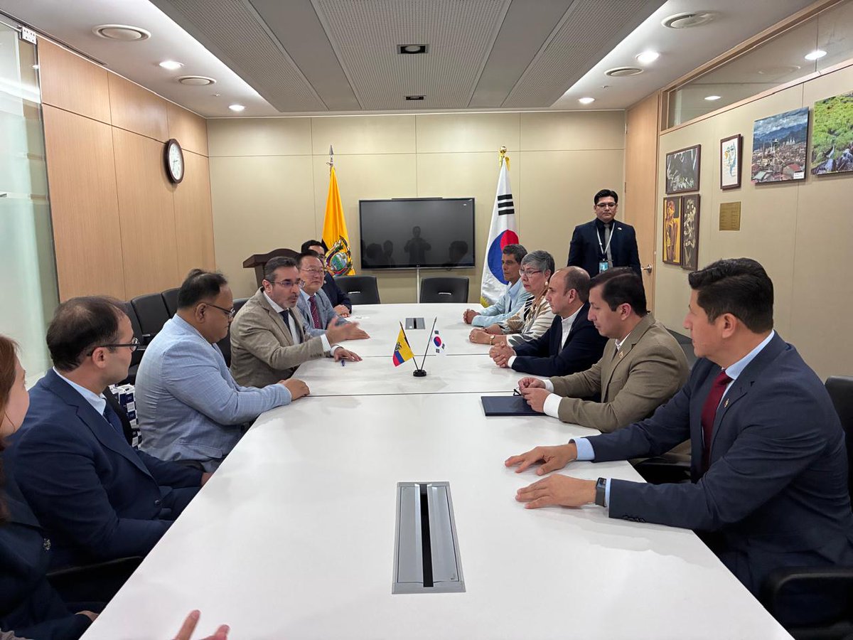 UTMManabi's tweet photo. 🌏🇰🇷 Agenda Académica Asia 2026

La UTM y Kyungdong University suscribieron un convenio que abre nuevas oportunidades de movilidad académica para estudiantes y docentes.

🤝 Un paso concreto para fortalecer la internacionalización y conectar a nuestra comunidad con Corea del Sur. https://t.co/EAllV5cvNE