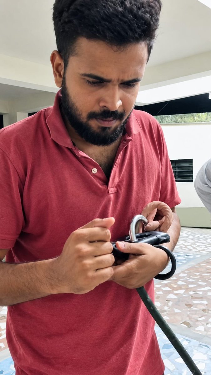 SATENDRAGURRAN's tweet photo. पिता के साथ श्राद्ध के लिए गए सुप्रीम कोर्ट के युवा अधिवक्ता अंकित राय को बिहार पुलिस ने हाफ पैंट पहनने और वकील होने के नाते लाठियां से बुरी तरह पीटा, हथकड़ी पहनाकर घुमाया और  पैर पर गिरकर माफ़ी ना मांगने पर  अरेस्ट किया, फर्जी मुकदमा दायर किया और मेडिकल ट्रीटमेंट देने से मना किय https://t.co/2Z4EhqcFNv
