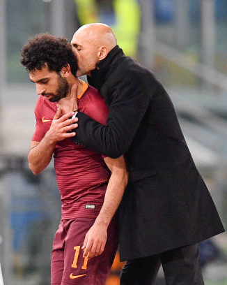 EPLworld's tweet photo. 🚨🚨 

لوتشيانو سباليتي: "لايزال بعض اللاعبين الذين قمت بتطويرهم عالقين في ذهني وأبرزهم صلاح وكفاراتسخيليا." 

"لكن صلاح مختلفًا تمامًا، هو لاعب يمنح الكرة الذهبية لمن يدربه، مستوى اللاعب هو ما يصنع الفارق دائمًا، لأن كرة القدم لعبة معقدة." https://t.co/LB43gqeqls