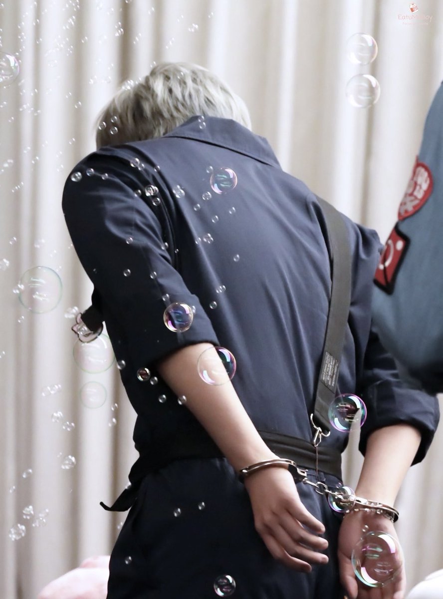 saeng2__'s tweet photo. 경찰서 끌려왔는데 경찰이 이상해요 https://t.co/MBYIYxw3FM
