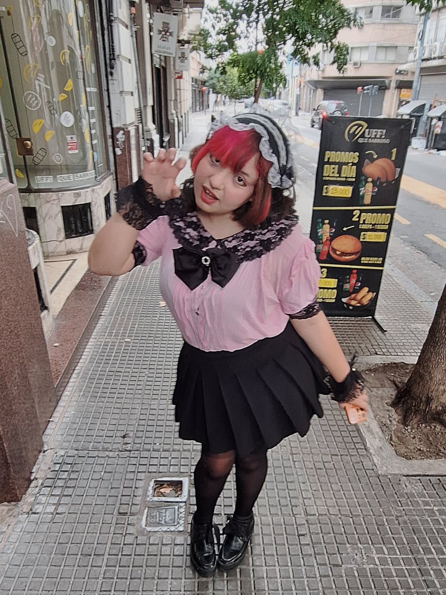 frillyprincesss's tweet photo. @everytimeidie de hecho pensé que mi outfit estaba bastante normal 😭 si ven como me suelo vestir se les safa un tornillo https://t.co/ueK1SMkQ0h