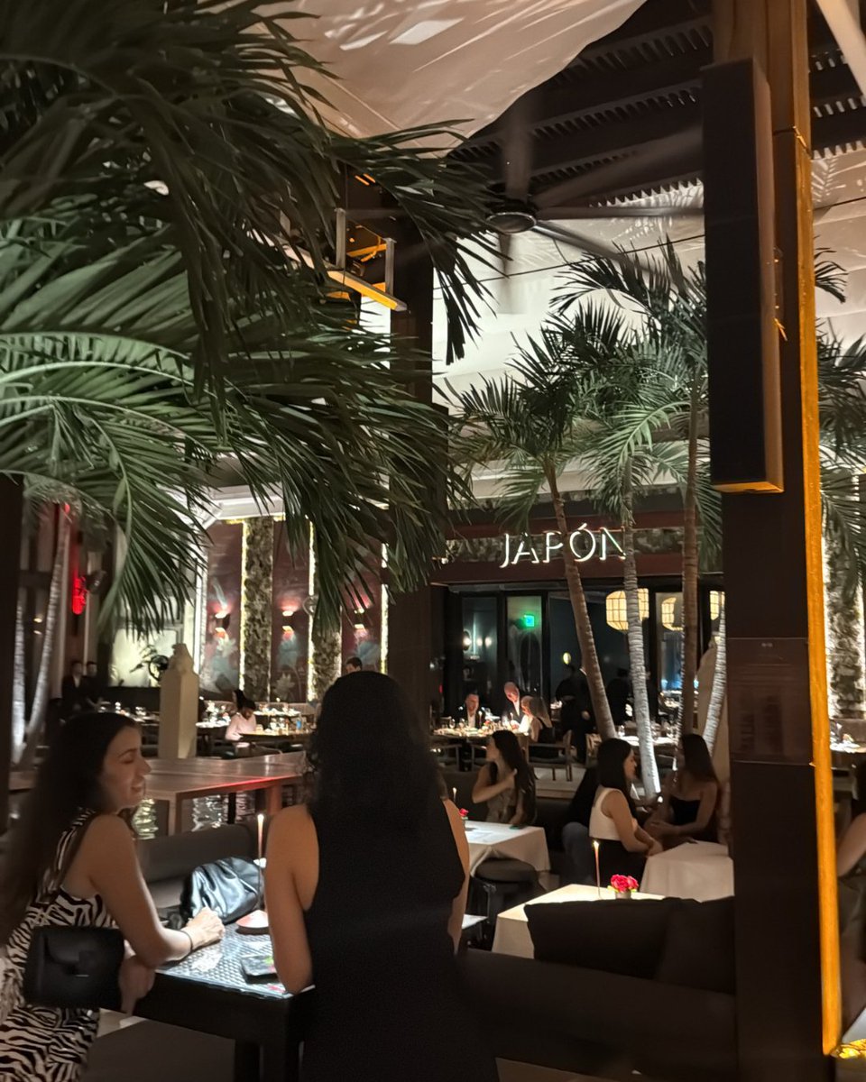 thebrickellbabe's tweet photo. A custom cocktail menu with our name on it? We'll take it.

BB spent the night at The Setai and the live painter had nothing on the performer who showed up later. If you missed it, you already know what to do.

Link in bio to join our membership. 💬 https://t.co/YbNGAgrUhp