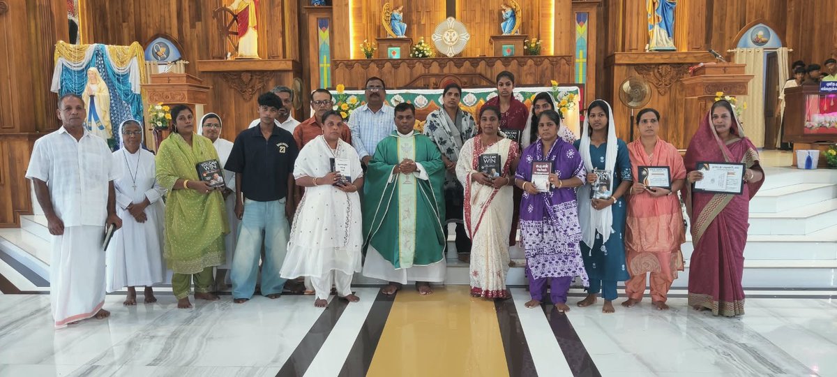 KnowledgeFound3's tweet photo. The academic achievers in Class 10 and Class 12 were honoured, and their parents with " Parents of Pride Award"  in Eravi PuthenThurai, Kanniyakumari, India https://t.co/nMKIILzXGJ