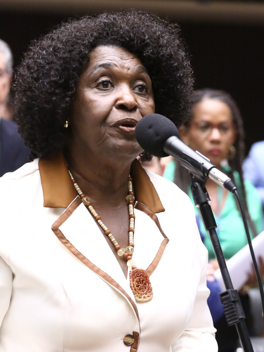 aanonnyma's tweet photo. Na minha opinião, Benedita e Marina deveriam ocupar os Ministérios da Igualdade Racial e do Meio Ambiente, respectivamente

Sabe o que devemos fazer para que isso seja possível de acontecer, né? 

Dia 25/10 tá aí, pelo amor de Deus vamo pensar direito na vida, nos nossos direitos https://t.co/hAf8FrQw2t