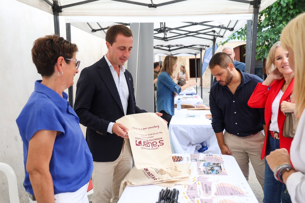 salgarformacio's tweet photo. @salgarformacio hem participat a la darrera edició del #JobTalentMallorca26 per consolidar el  compromís amb la inserció laboral a l'illa. Hem presentat les formacions duals des sectors d'alta demanda com l'agroalimentari, el nàutic, el carni, el jardiner i l'administratiu. https://t.co/Hjukf874iO
