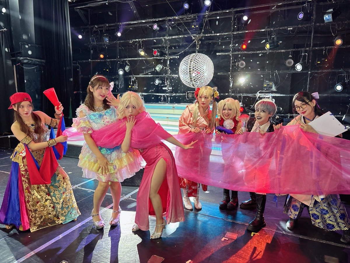 maliannu816's tweet photo. 今日はトリプル大入りでした。たくさんの応援どうもありがとうございました！
今日の写真は3景。それぞれのキャラがさらに色濃く個性的になってきたような？人気のハリウッドTシャツみんなで着たよ❤️‍🔥
ハリウッドというと個人的には懐かしの博多ロックハリウッドを連想しちゃう。 https://t.co/CWsof5ao8K