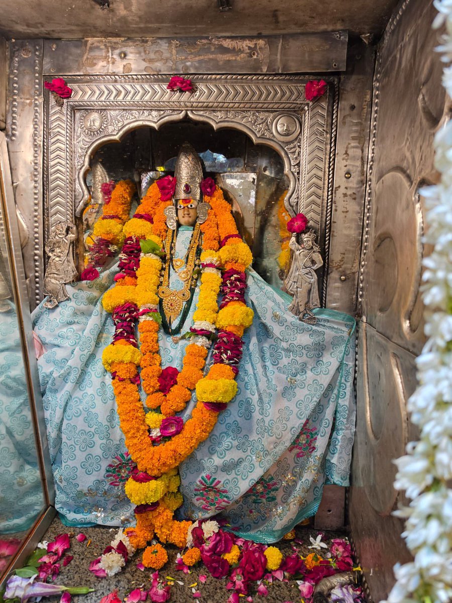 12Jyotirling's tweet photo. श्री ॐकारेश्वर ज्योतिर्लिंग संध्याकालीन आरती श्रृंगार | 05.10.2026

Shri Omkareshwar Jyotirlinga Evening Aarti Shringar | 05.10.2026 https://t.co/evL48euDOf