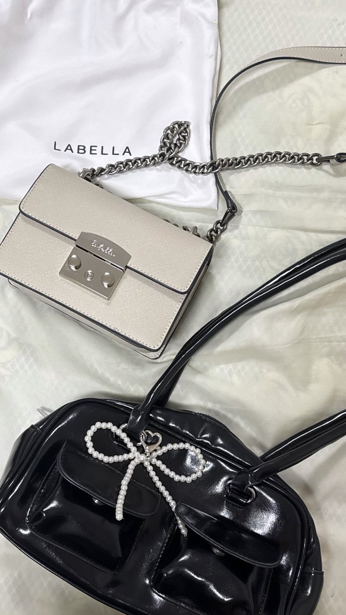 oranccoff's tweet photo. 2ใบ 🏷️ 1050 ฿ รส
🪽 Labella ivory (s) ใช้น้อยไม่มีตำหนิ
🪽 ooiu_studio สีดำ แถมพวงกุญแจ สวยใช้น้อย
#ส่งต่อlabella #labella #กระเป๋ามือสอง #กระเป๋าแบรนด์ไอจี #ateasurebox https://t.co/WgPw18tptP