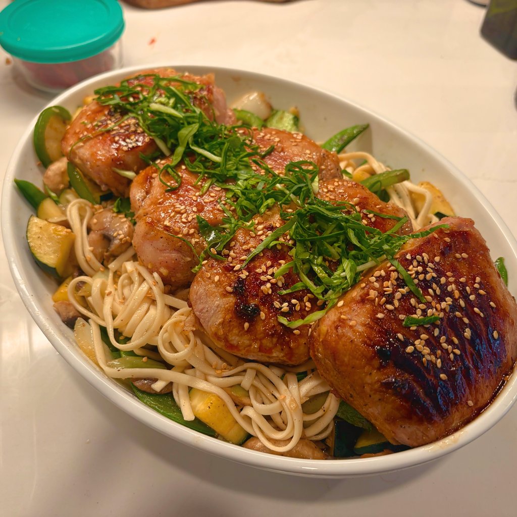 FriendThatCooks's tweet photo. What’s for dinner? 🍜🥢 Sticky garlic pork chops with a colorful udon vegetable stir fry bring bold flavor and cozy comfort to your fall table. The perfect way to warm up after a crisp autumn day 🍂✨ #WhatsForDinner #FallFlavors #PersonalChef #FriendThatCooks https://t.co/OxcjHZsQZn