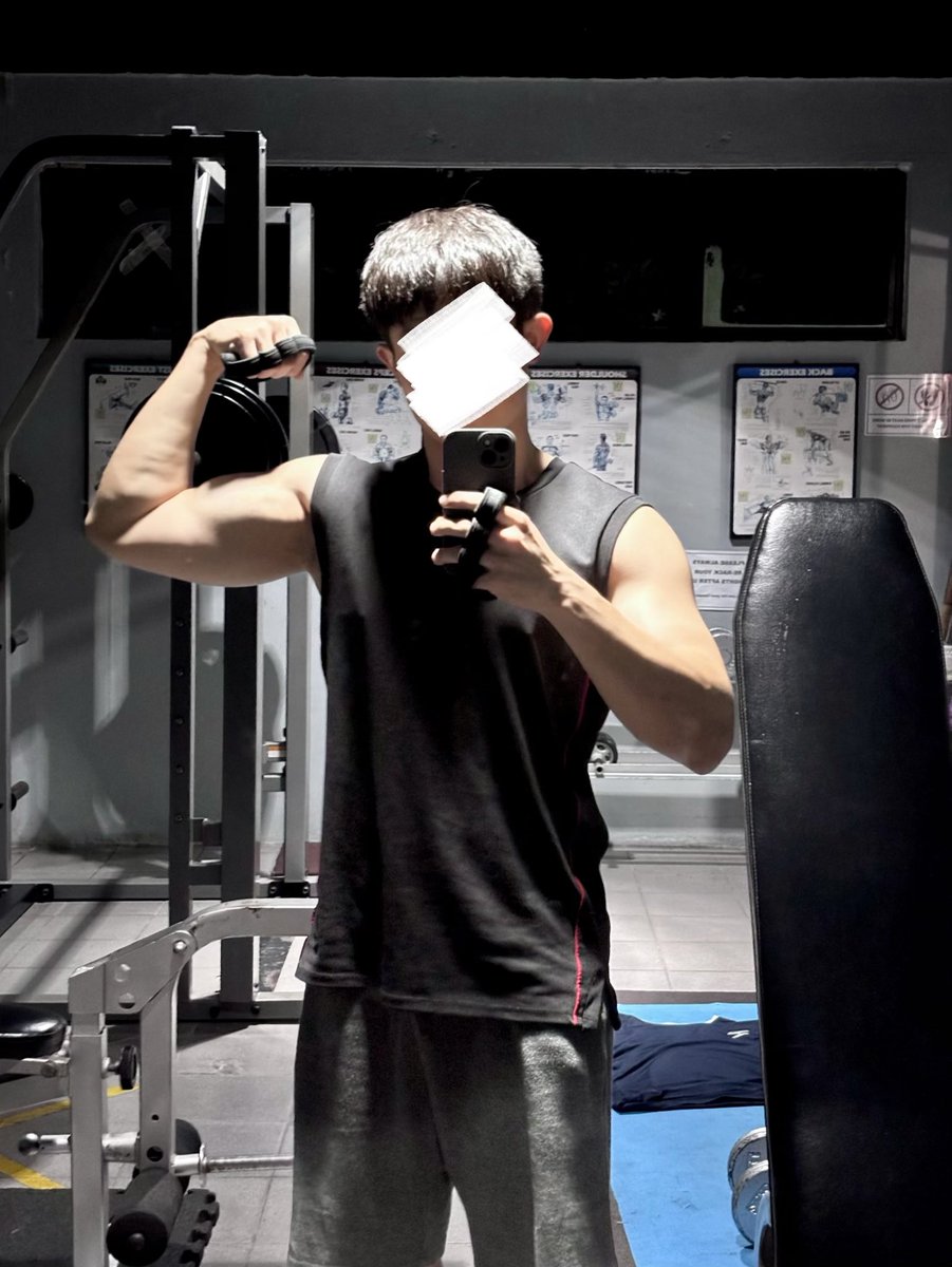 ____aGUY's tweet photo. 🌚🏋️ https://t.co/y5ru6zQEfz